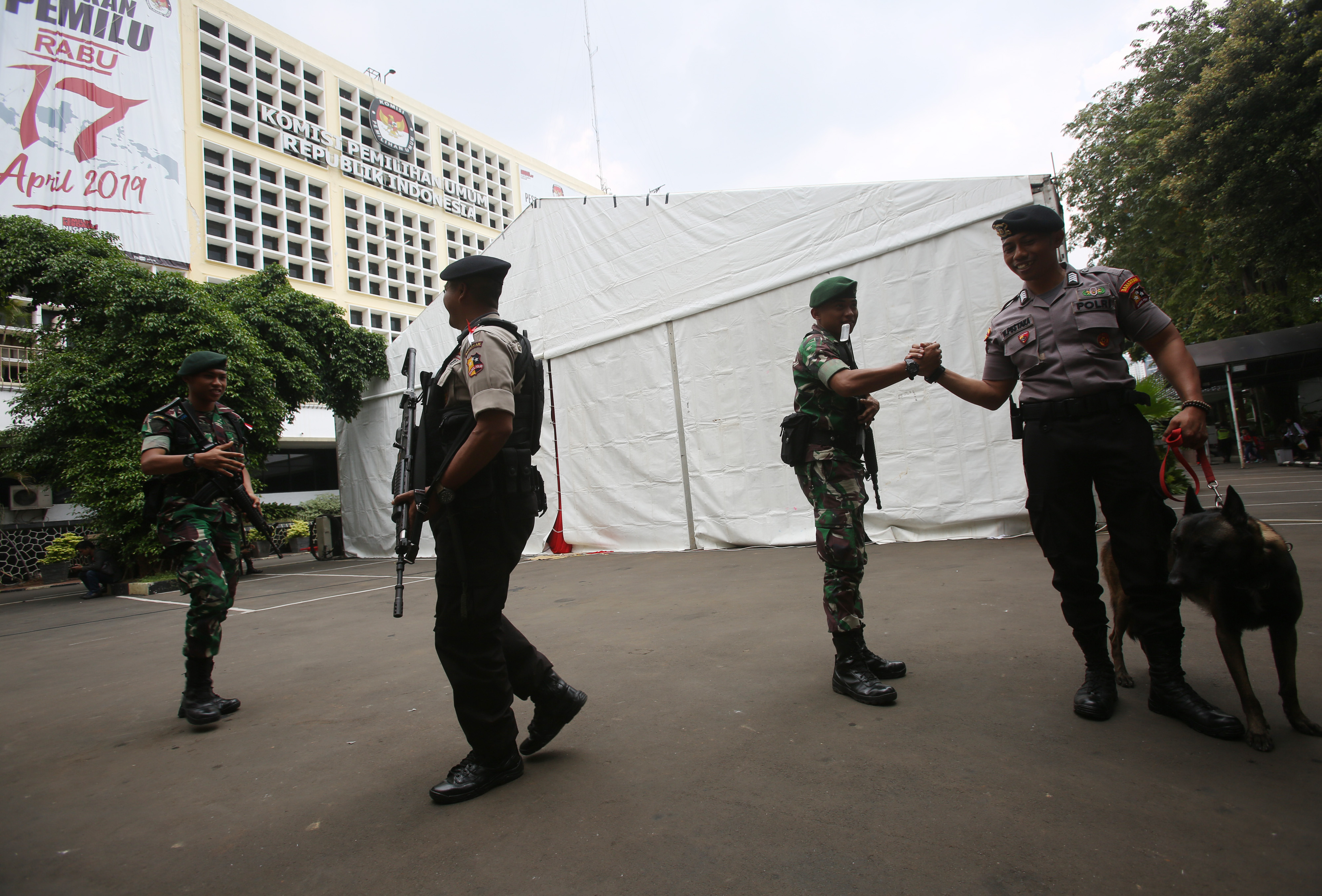 Personel TNI dan Polri melakukan pengamanan di Gedung KPU RI, Jakarta, Kamis (18/4).
