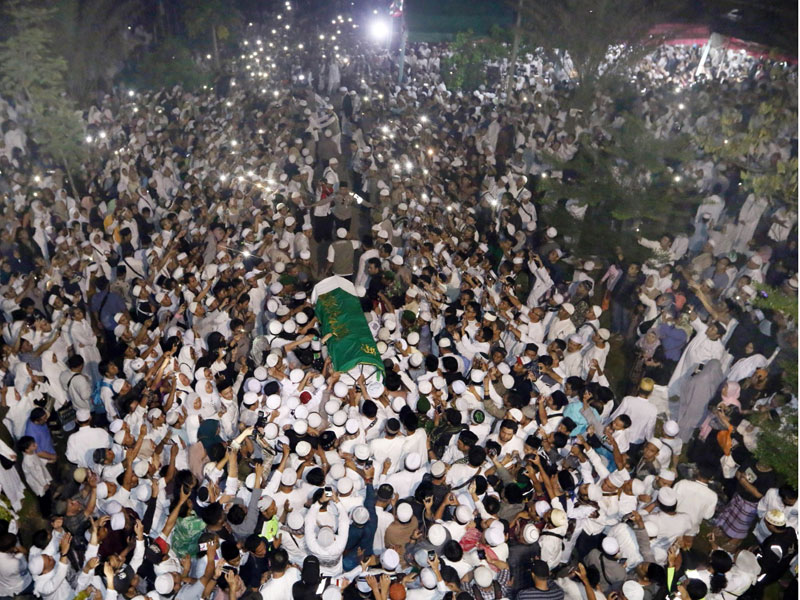 Sejumlah warga muslim mengusung peti jenazah KH. Arifin Ilham saat akan dimakamkan di Komplek Pesantren Az Zikra Gunung Sindur, Bogor.