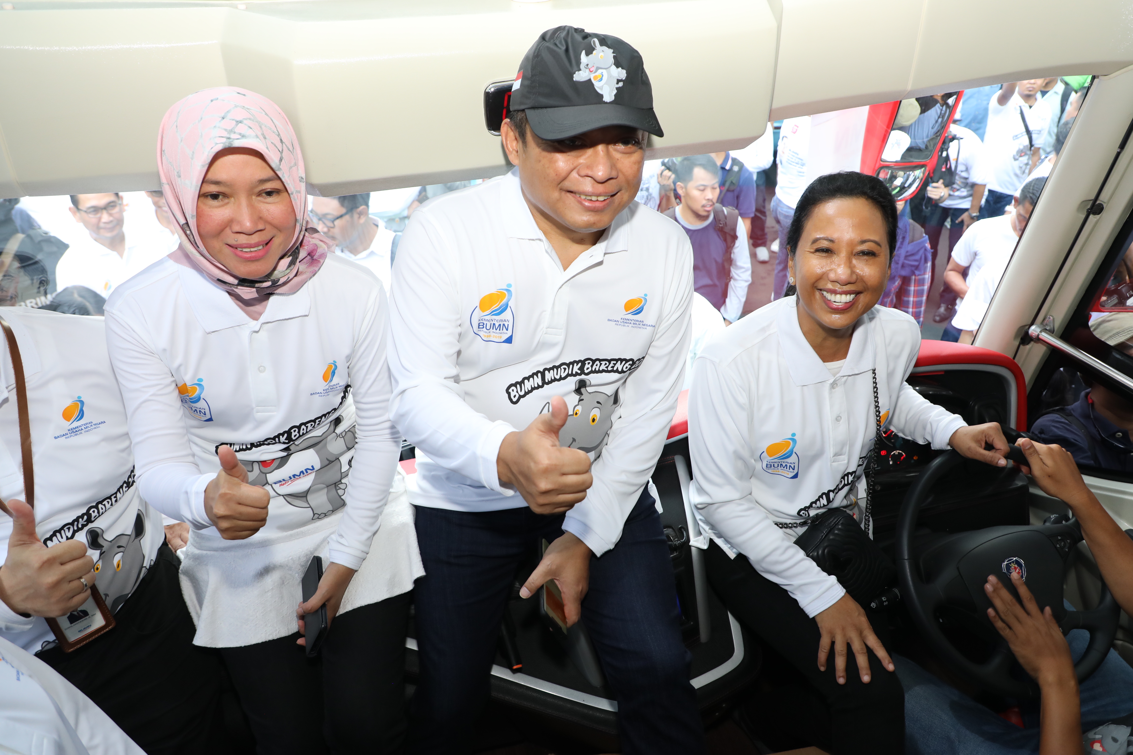 Menteri BUMN RI Rini M Soemarno didampingi Direktur Utama Telkom Ririek Adriansyah dan Direktur Consumer Service Telkom Siti Choiriana.