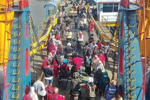Kepadatan penumpang yang akan menaiki kapal menuju Surabaya di Pelabuhan Kamal, Bangkalan, Madura, Jatim