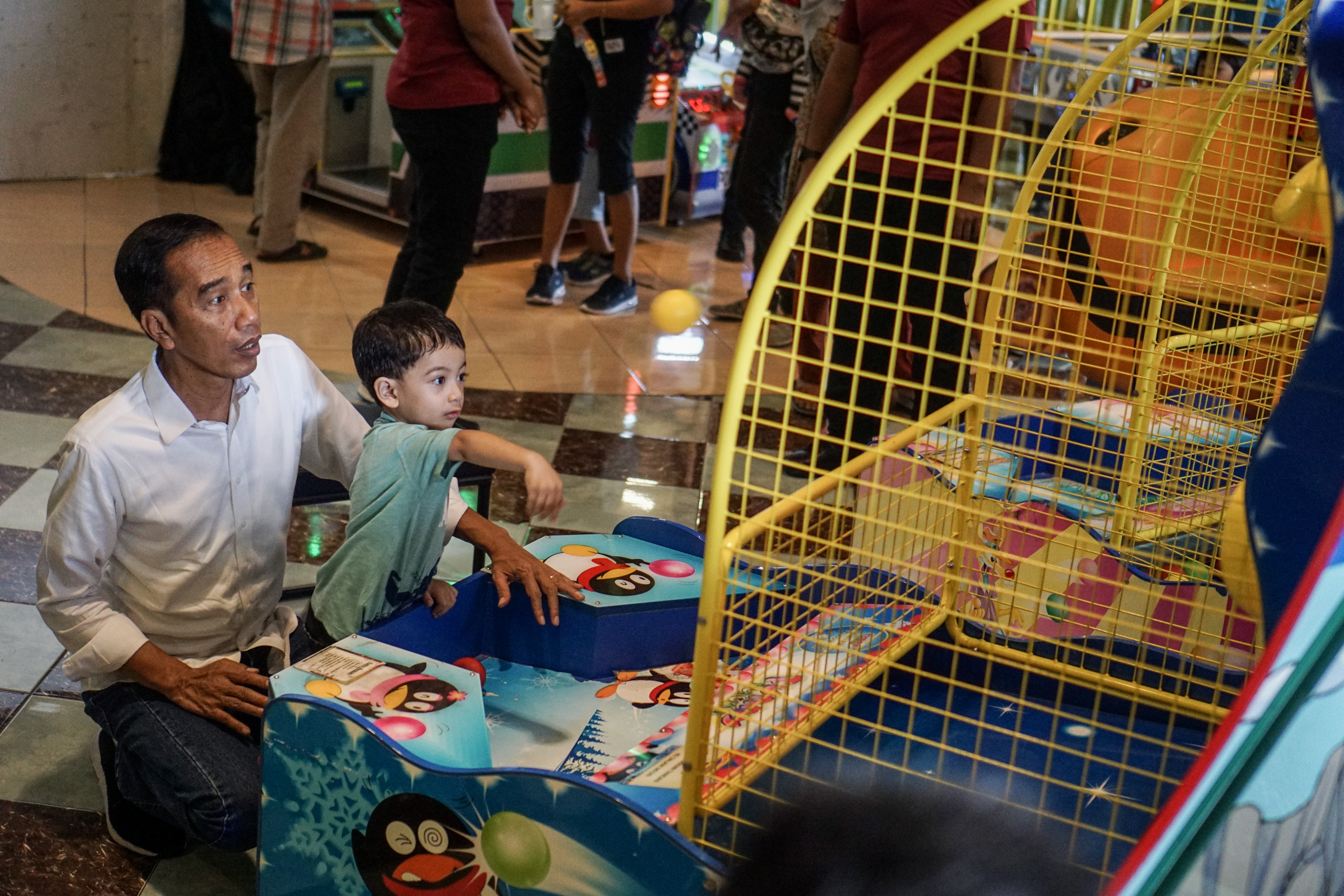 Presiden Joko Widodo bersama cucunya Jan Ethes bermain di salah satu wahana permainan di The Park Mall, Solo Baru, Jawa Tengah, hari ini.