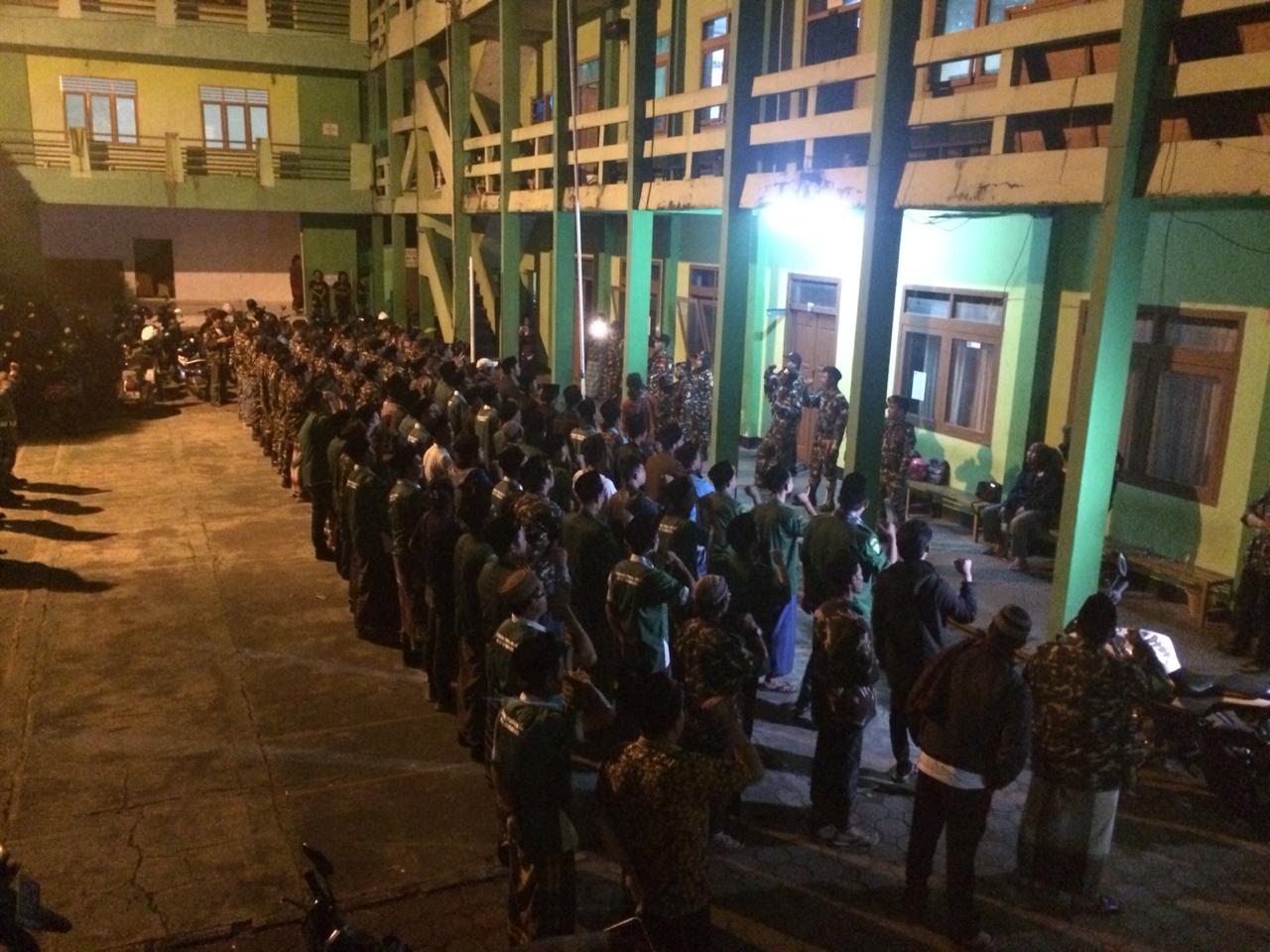 Ratusan anggota Banser Kota Tasikmalaya menggelar doa bersama menyikapi aksi 22 Mei, Kamis (23/5) malam. 