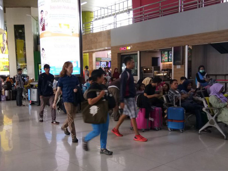 Sejumlah pemudik melintas di ruang tunggu terminal keberangkatan Stasiun Gambir, Jakarta, Selasa (4/6/2019).