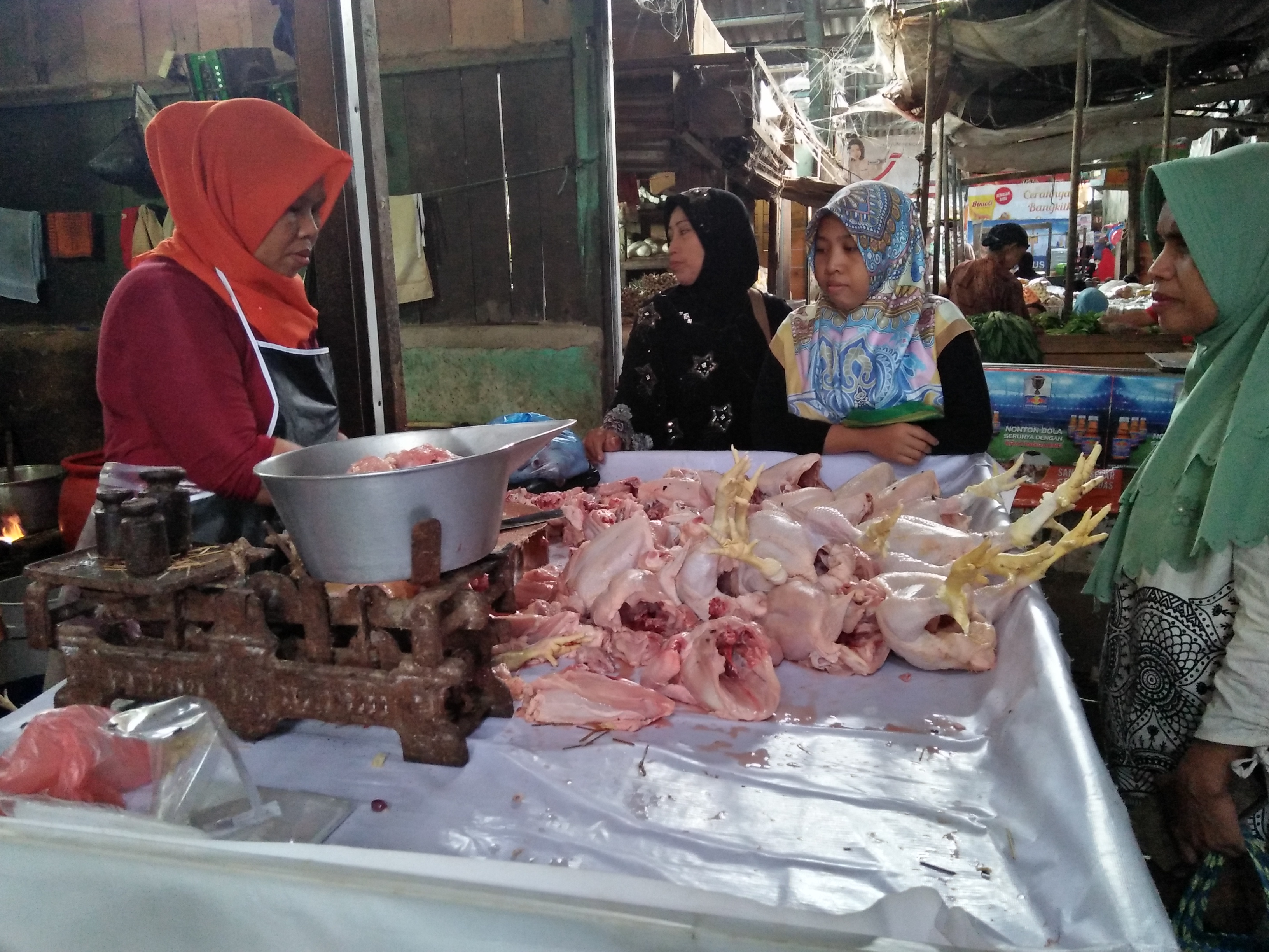 Pedagang ayam potong di sejumlah pasar tradisional