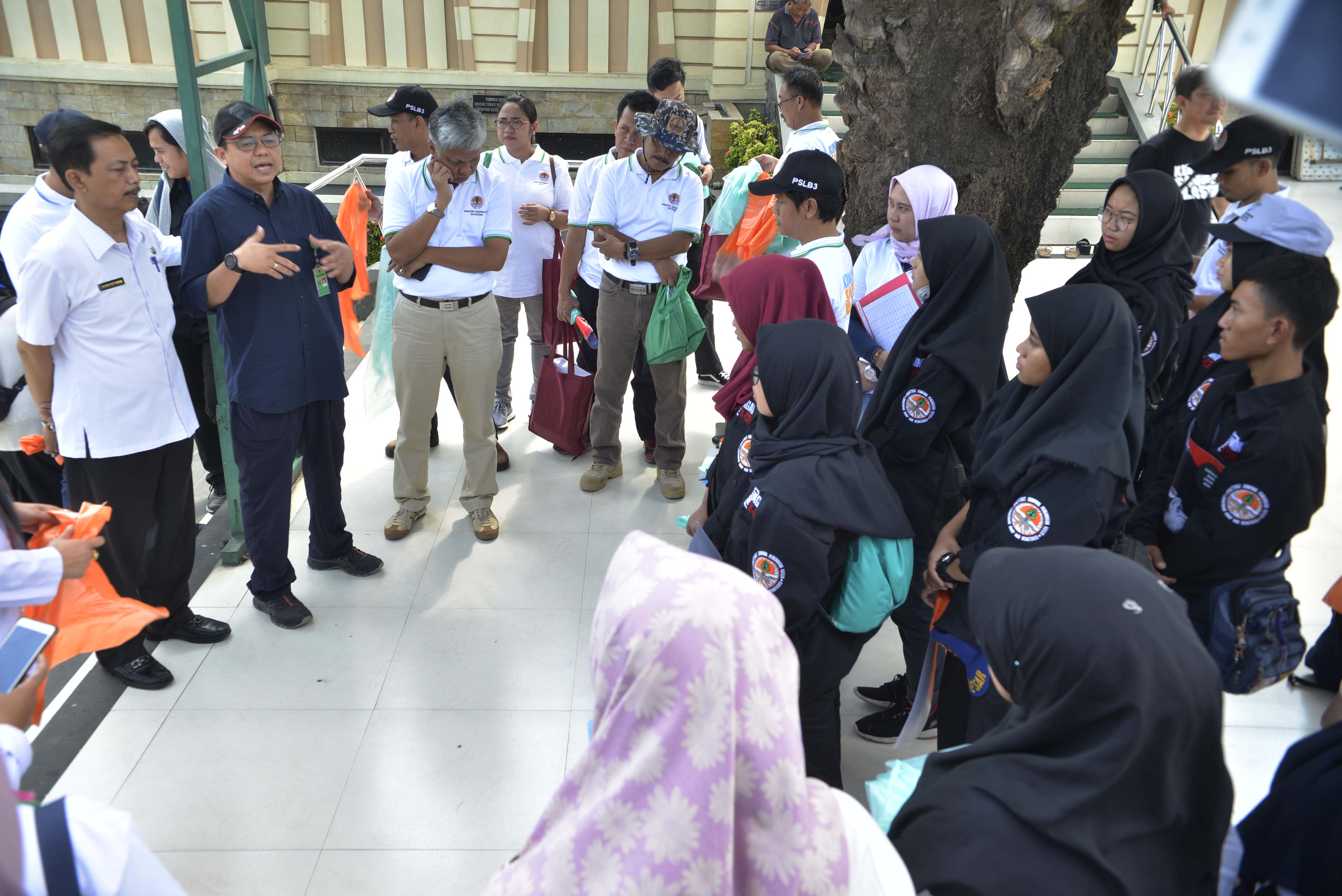 Direktur Pengelolaan Sampah Novrizal Tahar (kedua dari kiri) sebelum membagi-bagikan kantong sampah plastik biodegradable 