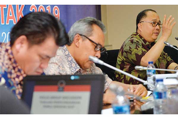 Guru Besar Fakultas Hukum Universitas Indonesia Satya Arinanto (kanan) bersama peneliti senior LIPI Syamsuddin Haris (tengah) dan moderator 