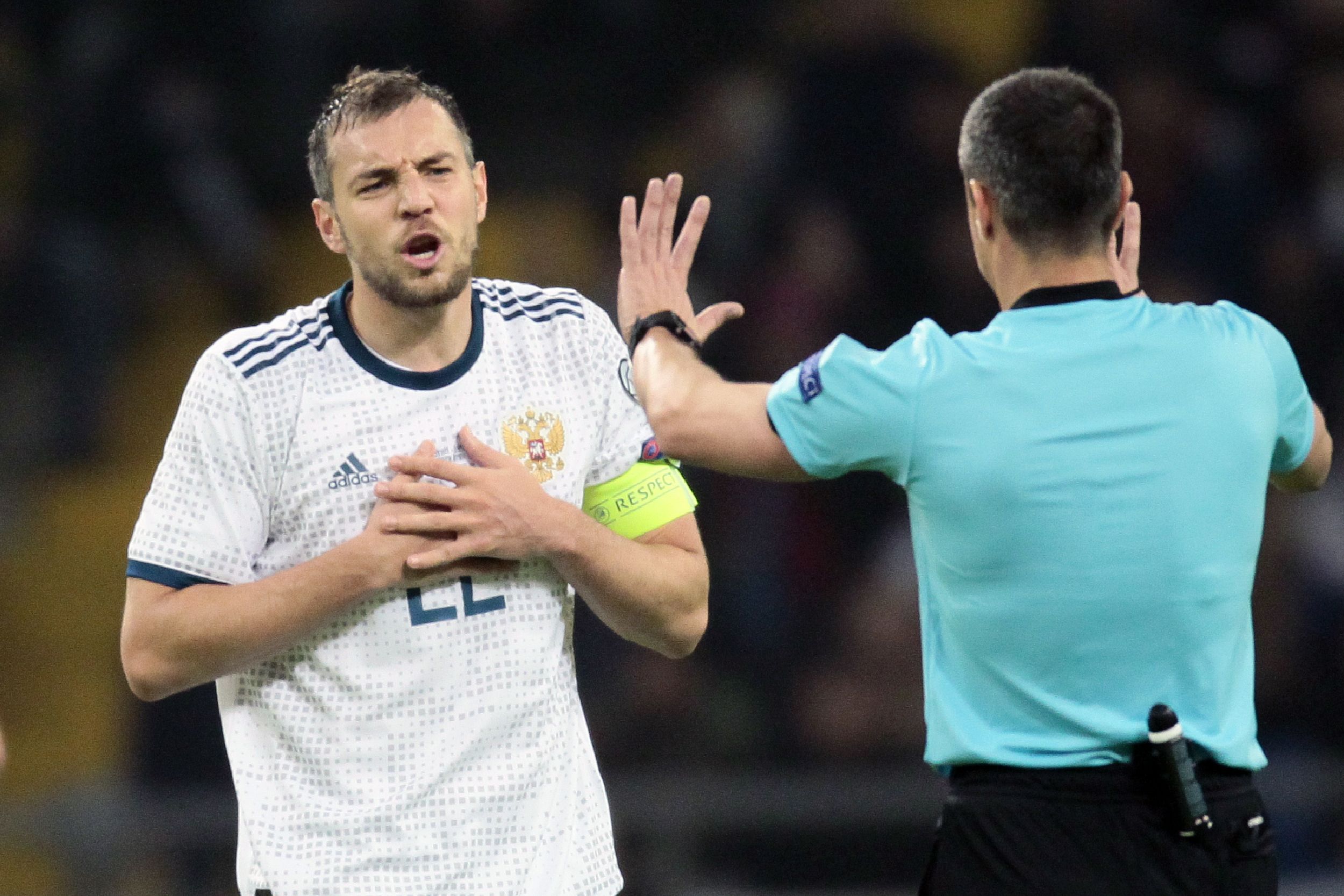 Penyerang tim nasional Rusia Artem Dzyuba (kiri).