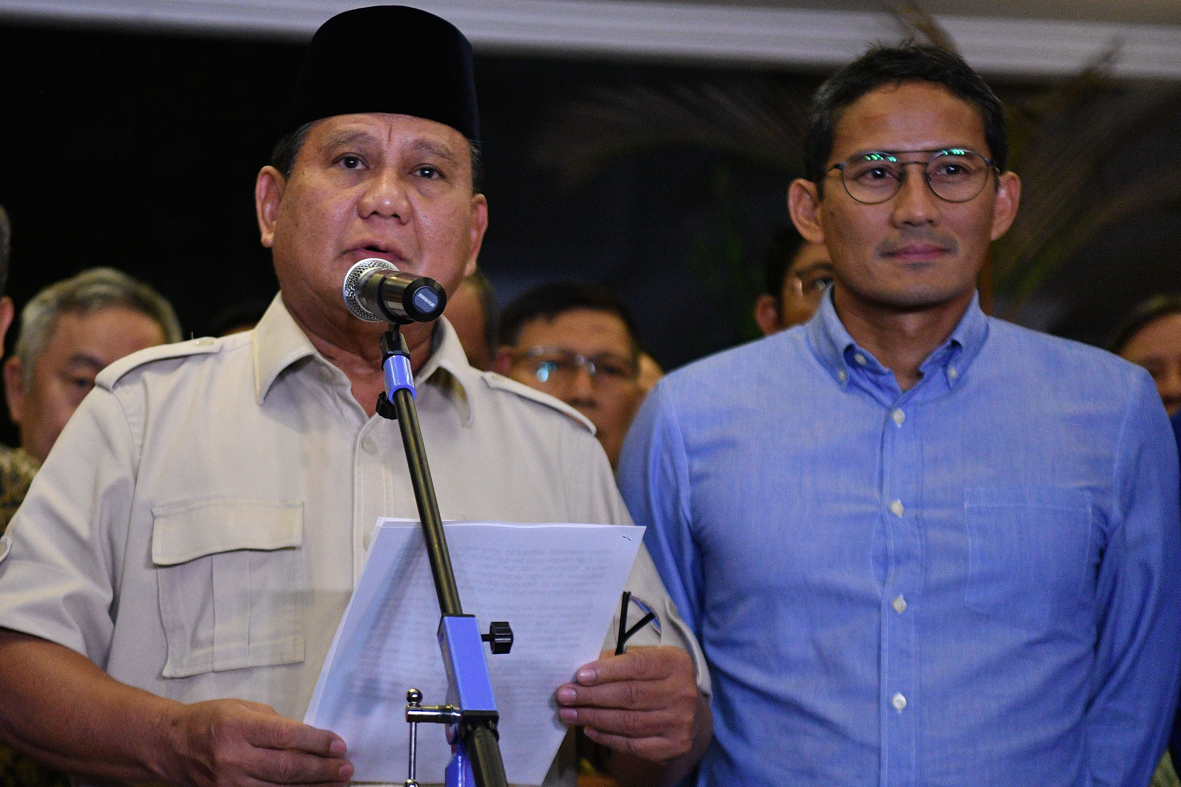Calon Presiden dan Wakil Presiden nomor urut 02 Prabowo Subianto dan Sandiaga Uno memberikan keterang pers di Jalan Kartanegara, Jakarta