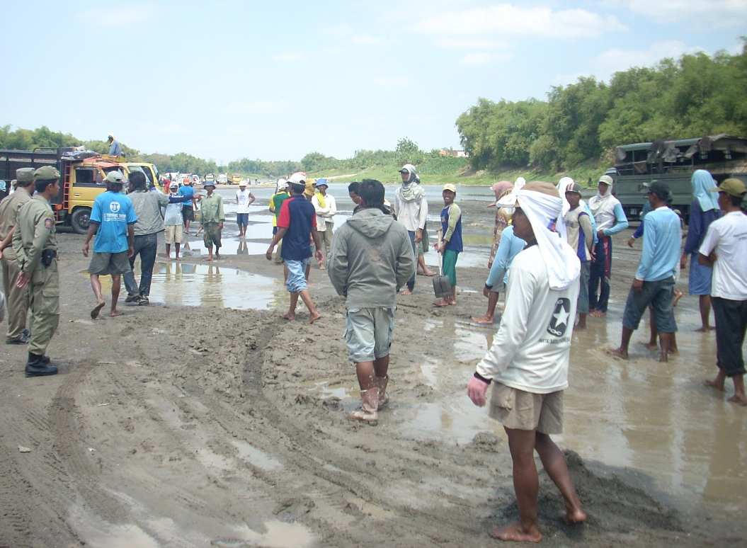 Upaya puluhan aparat gabungan untuk menertibkan penambangan pasir liar di Sungai Bengawan Solo