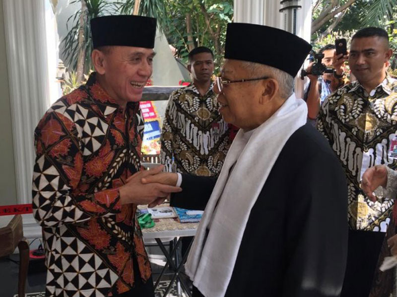 Cawapres Ma'ruf Amin bersalaman dengan Sekretaris Utama Lembaga Ketahanan Nasional Komjen Pol. Mochamad Iriawan di kediaman Jalan Situbondo,