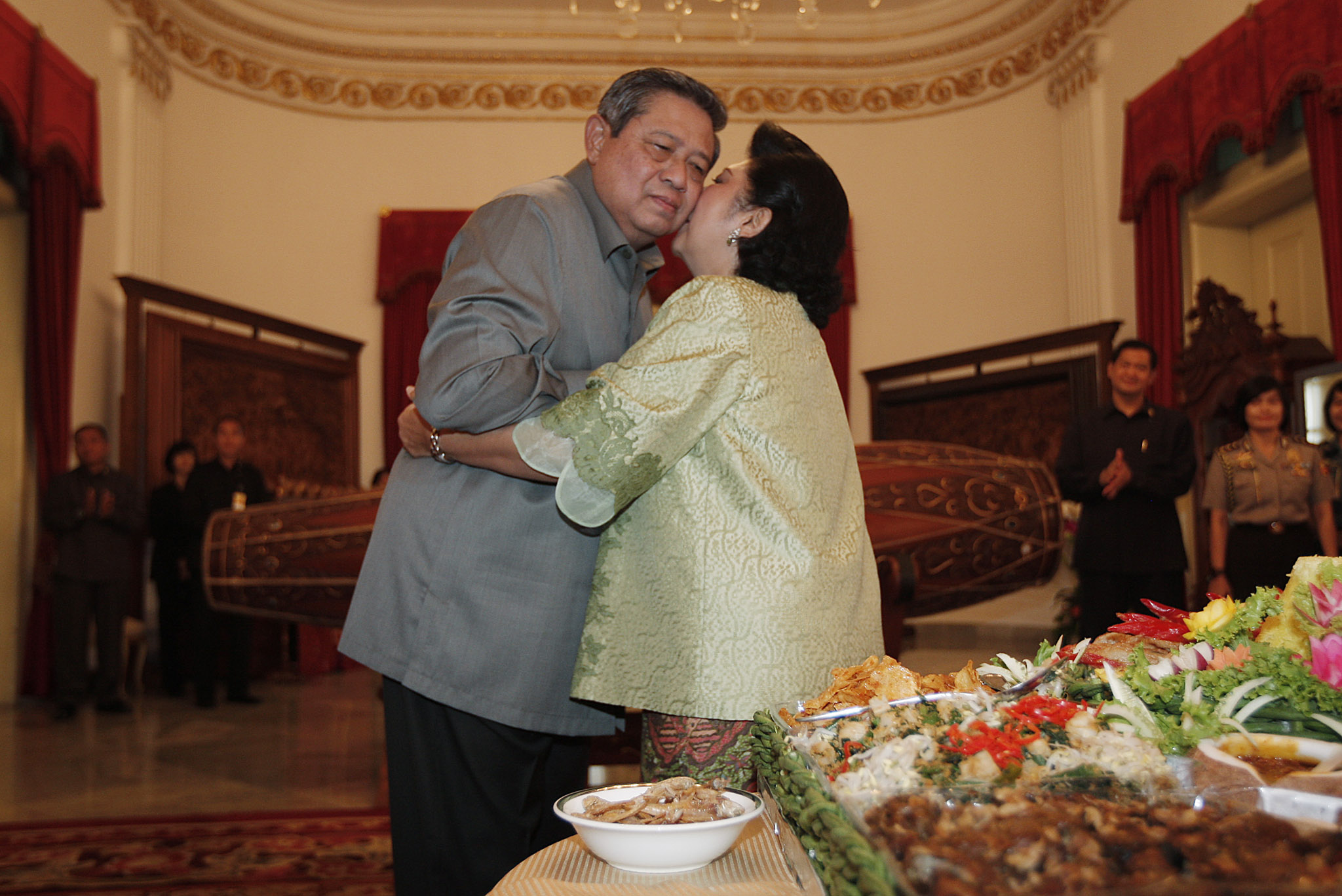 Ani Yudhoyono mencium Presiden RI ke-6 Susilo Bambang Yudhoyono