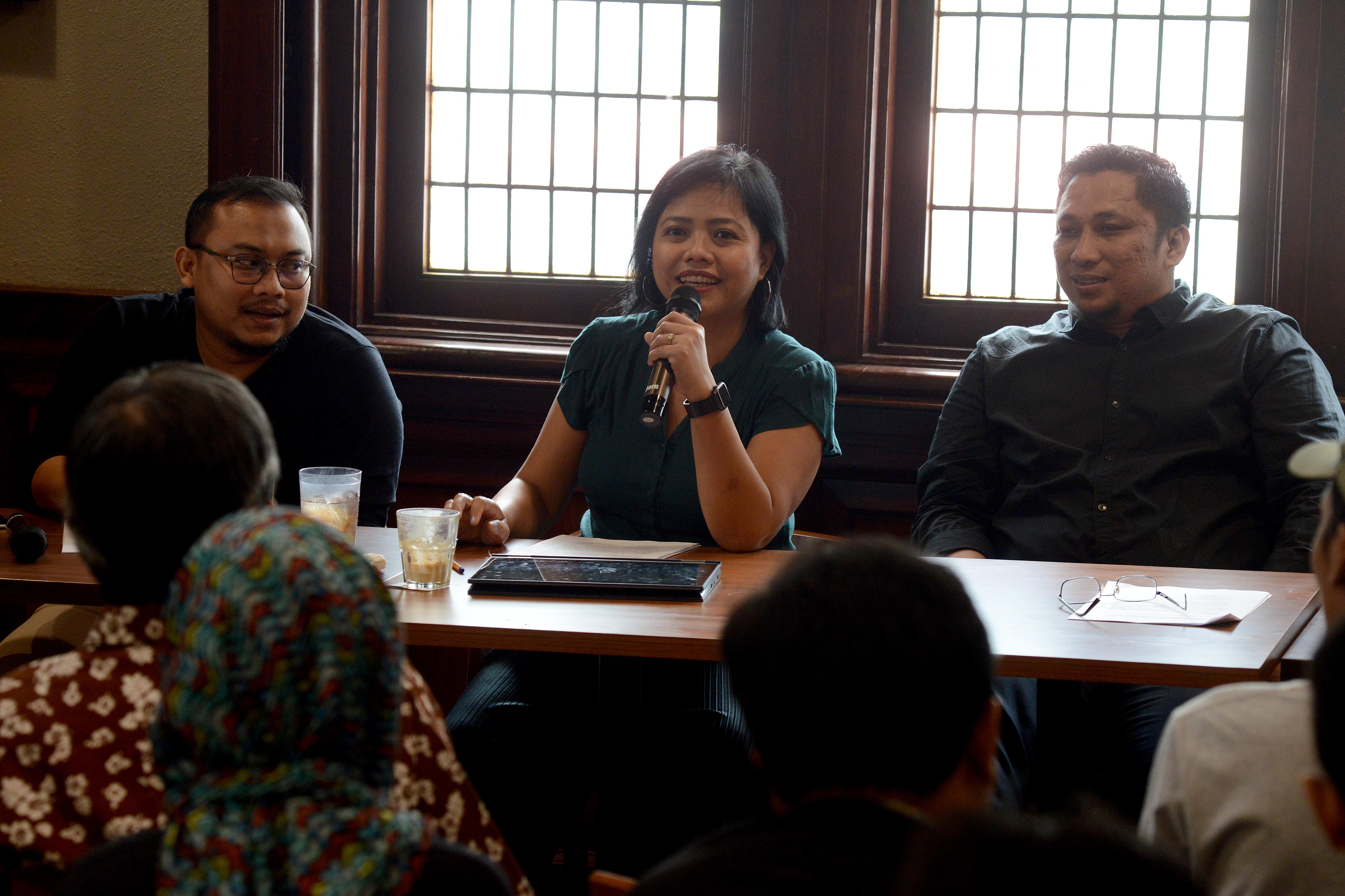 Ahli hukum dari Pusat Studi Hukum dan Kebijakan (PSHK) Bivitri Susanti (tengah) didampingi Ketua KODE Inisitif Veri Junaidi (kiri) 