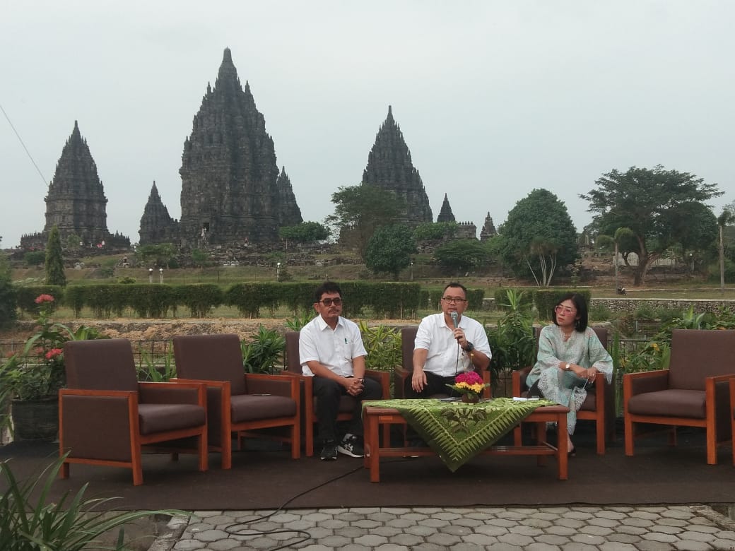 Direktur Utama PT Taman Wisata Candi Borobudur, Prambanan dan Ratu Boko Edy Setijono menjelaskan tentang menu Dahar Pitu, Senin (3/6) malam.
