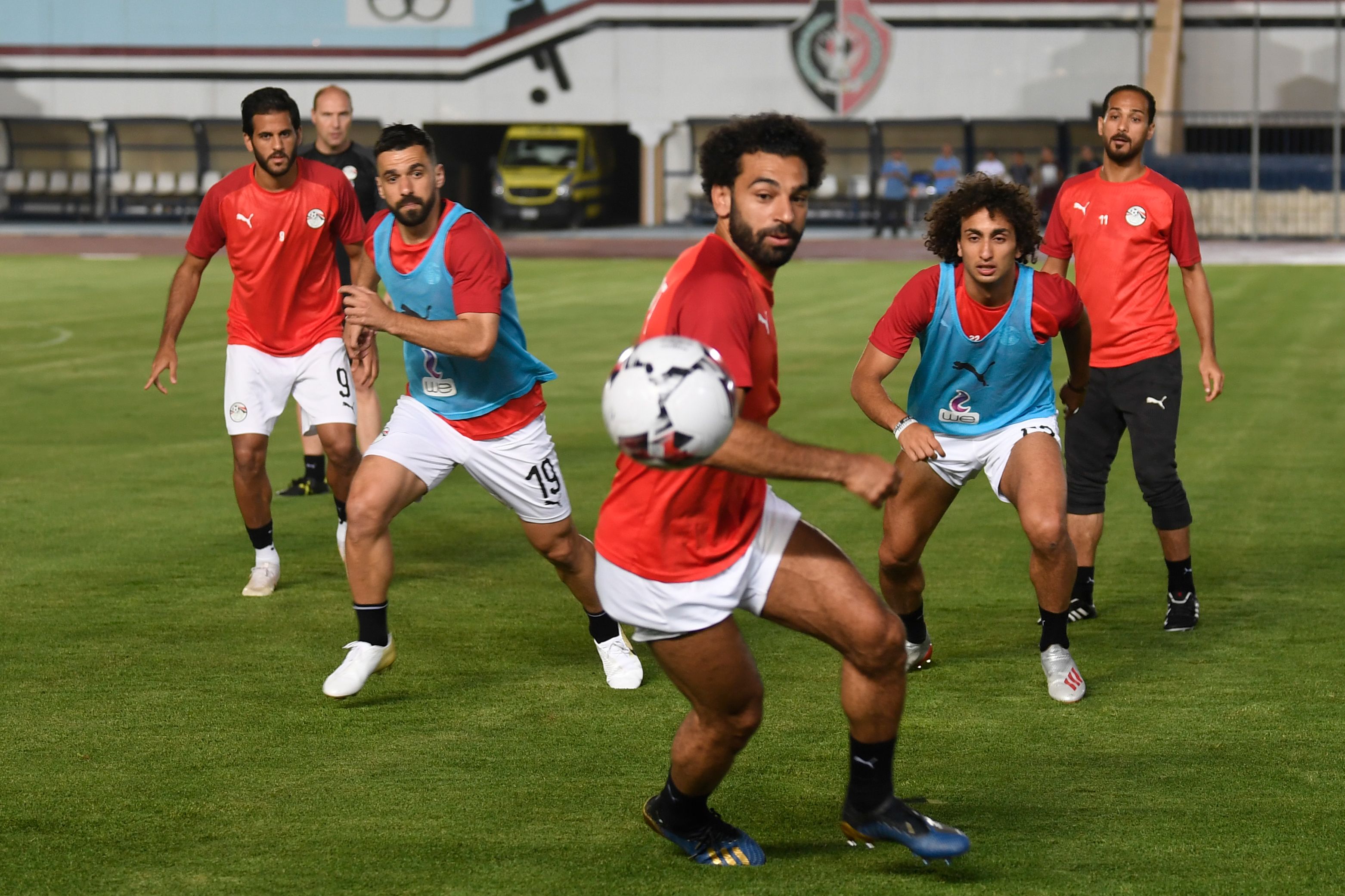 Mohammed Salah (tengah) berlatih bersama rekan-rekannya di timnas Mesir.