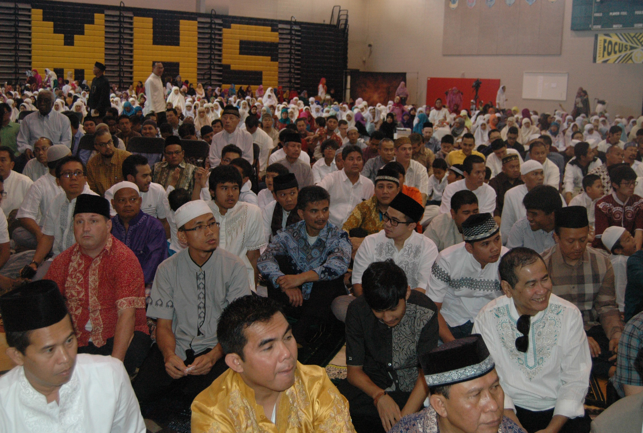  Sejumlah WNI mendengarkan khotbah saat melaksanakan shalat Idul Fitri 1435 H yang dipusatkan Richard Montgomery High School, AS.