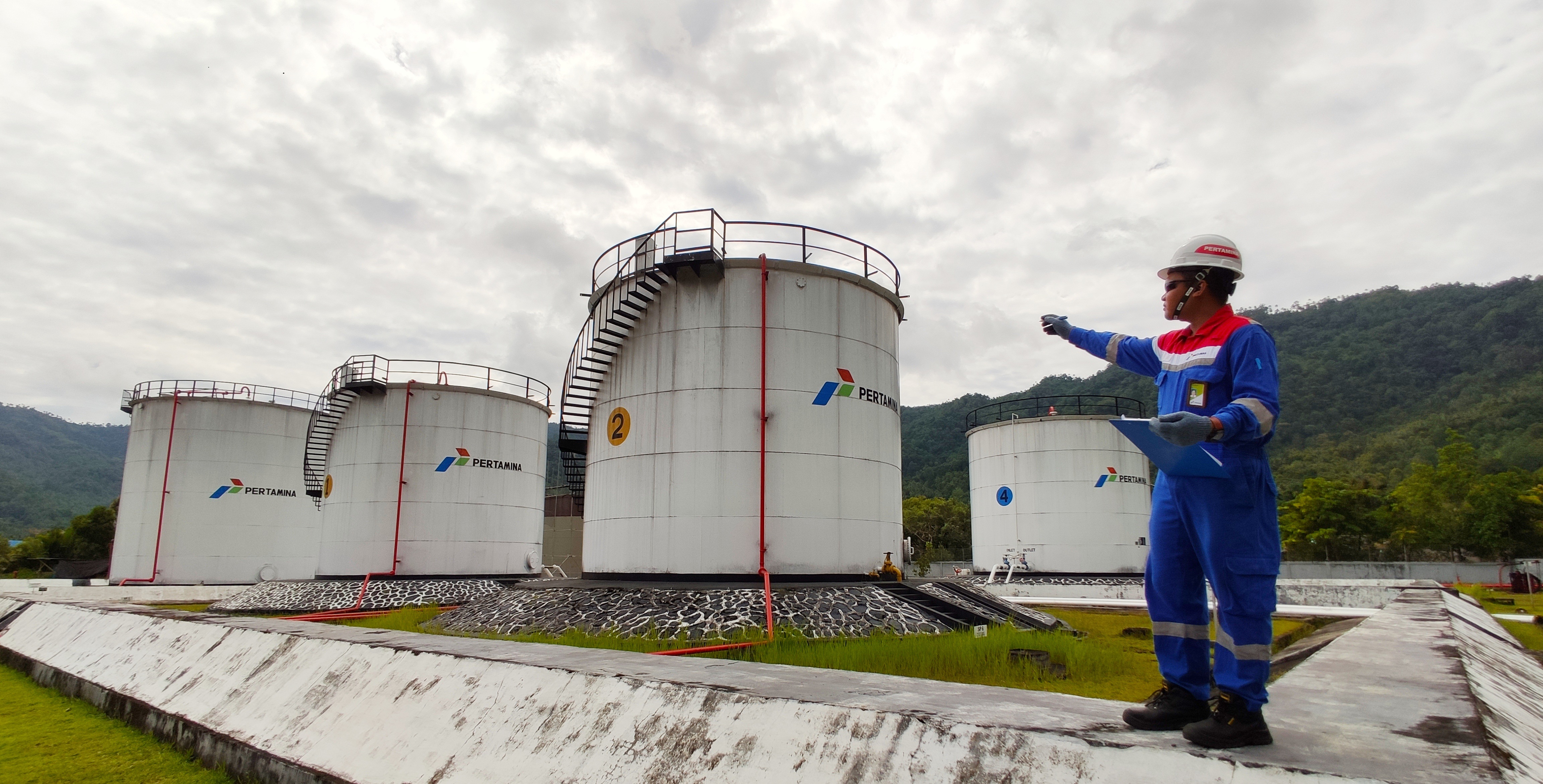 Salah seorang  satgas RAFI Pertamina MOR VII Wilayah Sulawesi yang tetap bekerja di Hari Raya