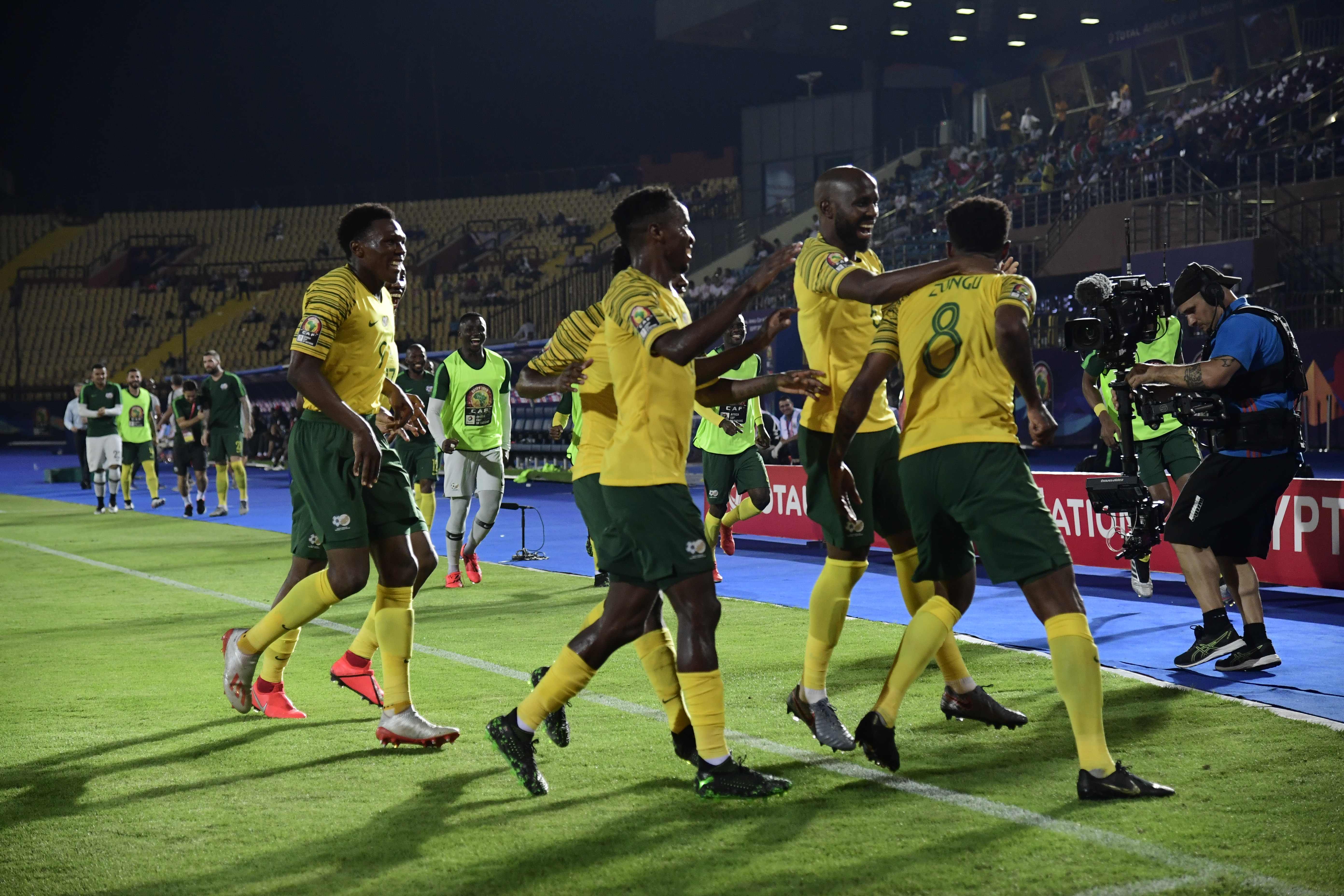 Para pemain Afrika Selatan merayakan gol Bongani Zungu ke gawang Namibia.