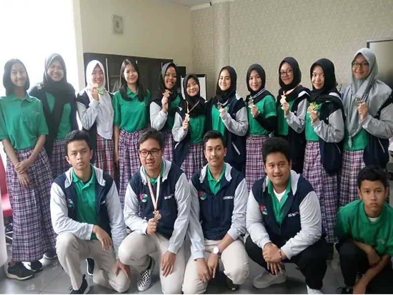 Para pelajar SMA yang meraih 14 medali di Genius Olympiad di New York, Amerika Serikat.