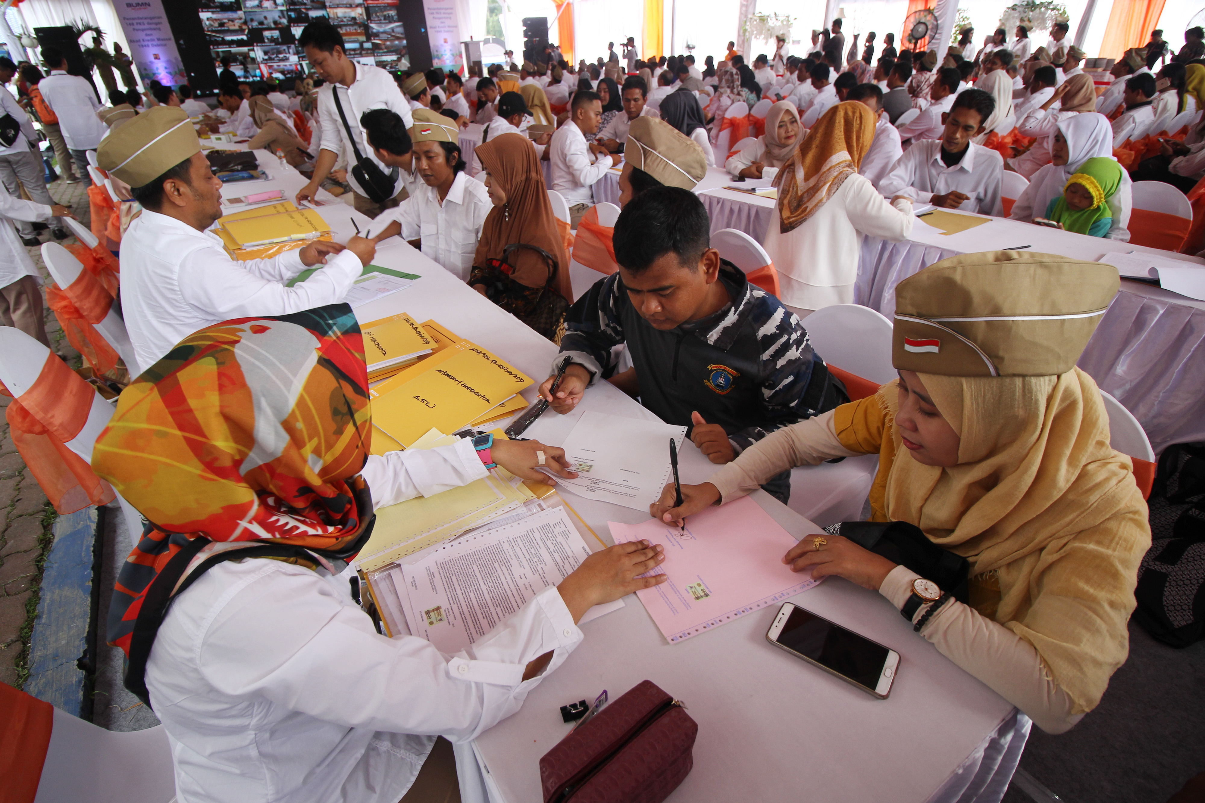 Sejumlah debitur menandatangani Akad Kredit di sebuah Bank Nasional