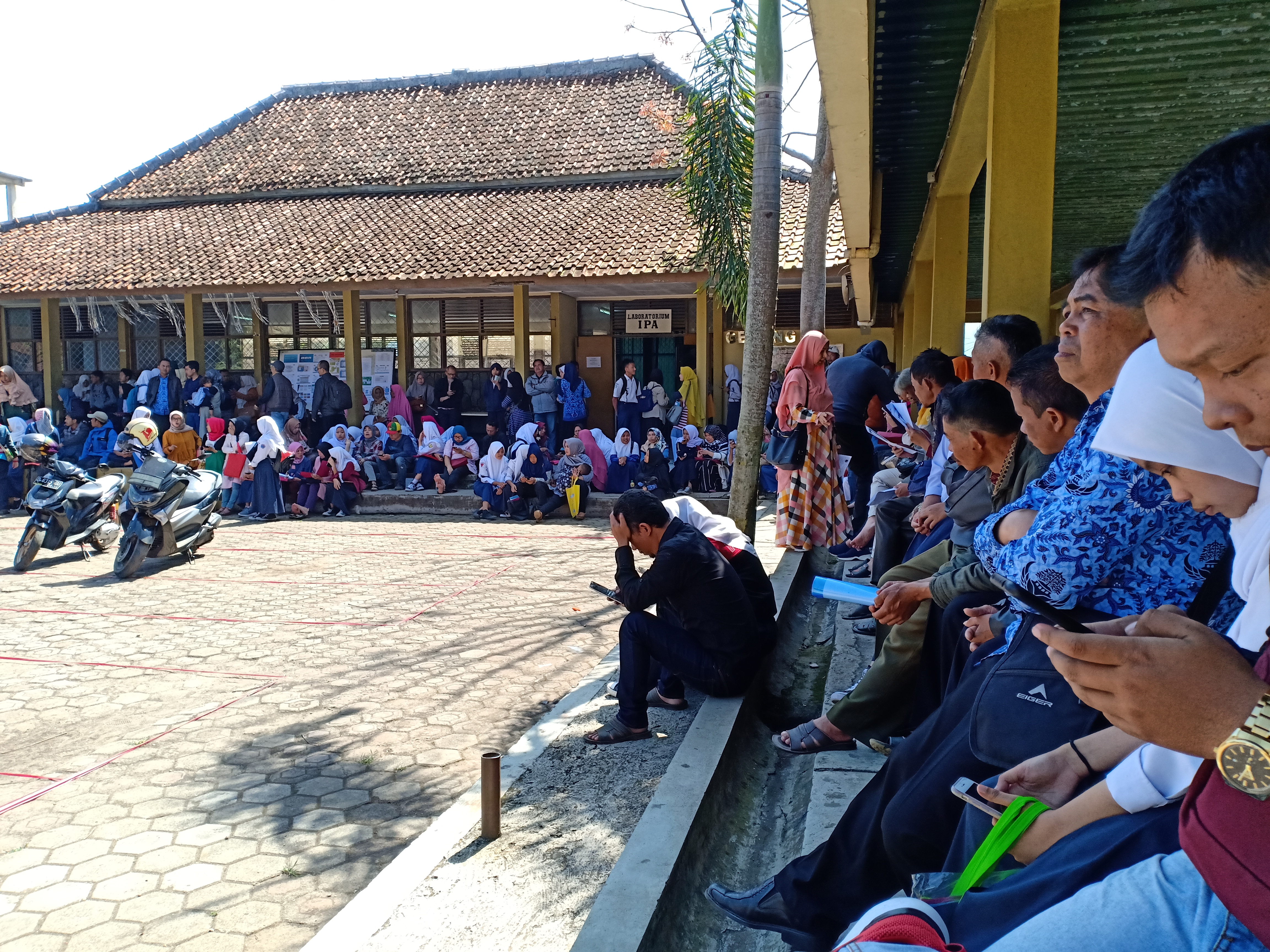 Suasana pendaftaran di SMAN 1 Lembang. Sistem zonasi dalam penerimaan siswa baru dikeluhkan para orangtua murid. 
