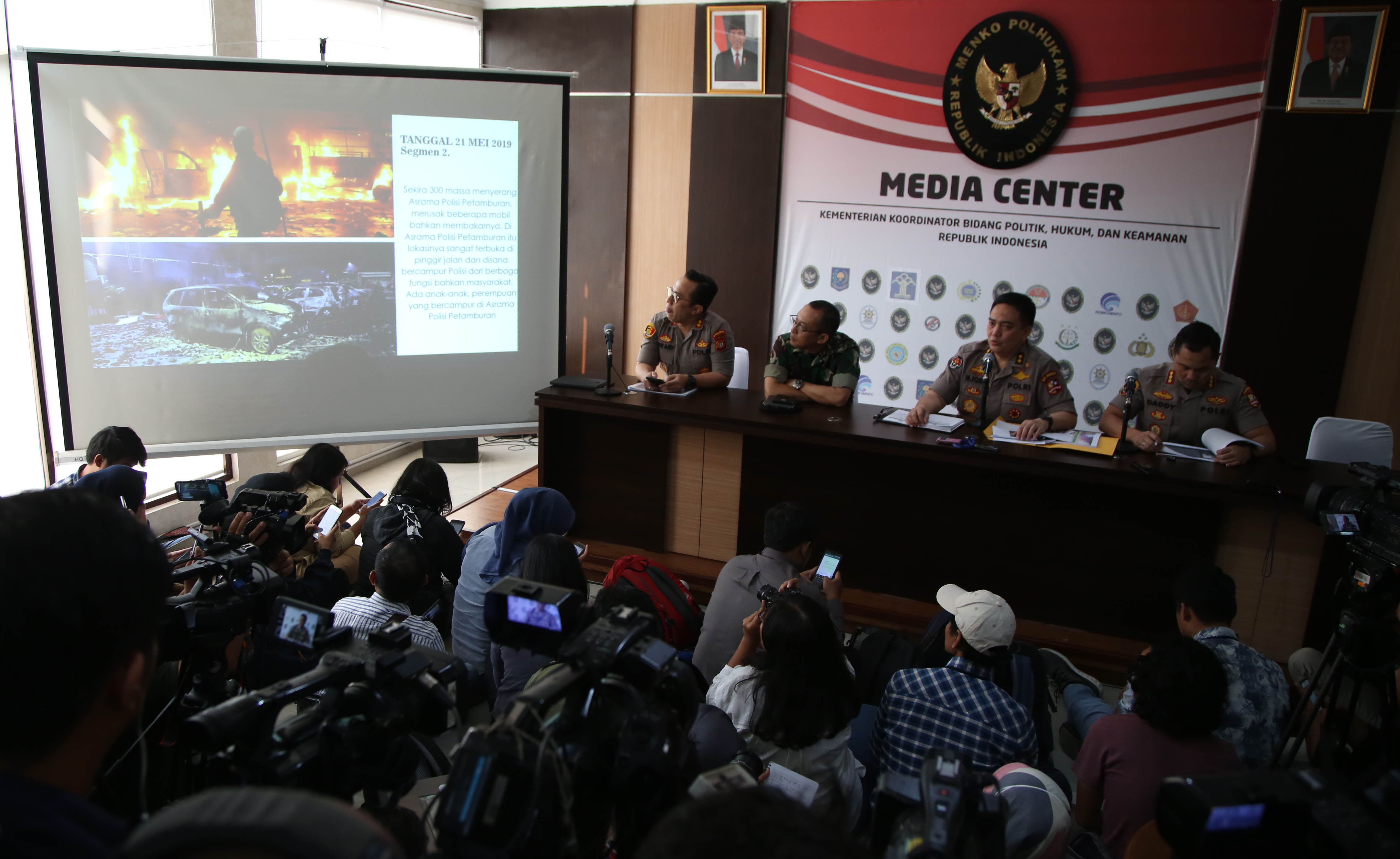  Wadir Reskrimum Polda Metro Jaya AKBP Ade Ary Syam Indradi (kiri) memaparkan hasil sementara penyelidikan kerusuhan 22 mei 2019