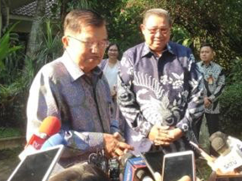 Wakil Presiden Jusuf Kalla (JK) mengunjungi kediaman Presiden ke-6 Susilo Bambang Yudhoyono (SBY) di Puri Cikeas, Bogor, Jawa Barat.