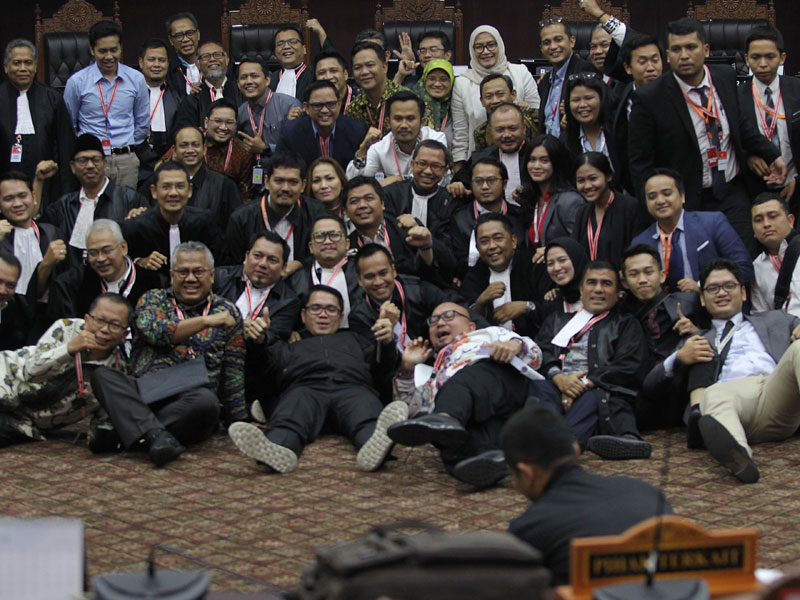 Peserta sidang dari pemohon, termohon, dan pihak terkait berfoto bersama seusai mengikuti sidang kelima PHPU.