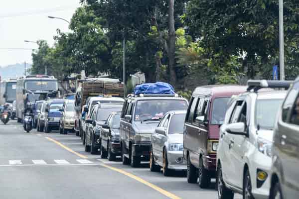  Antrian kendaraan pemudik menuju Tasikmalaya-Ciamis dan Jawa Tengah melintas di Limbangan, Kabupaten Garut, Jawa Barat, Senin (3/6)