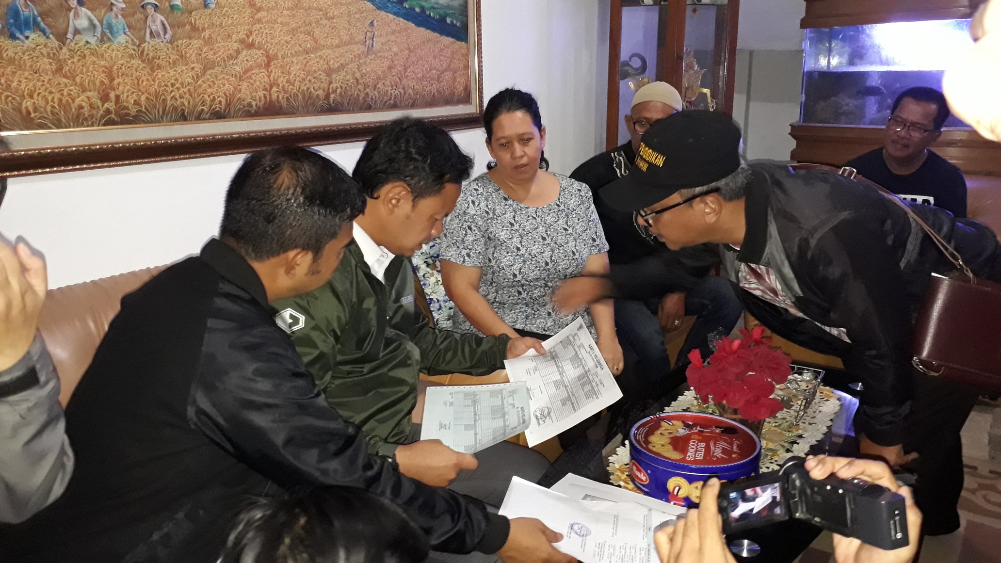 Wali Kota Bogor Bima Arya saat menkroscek ke pemilik rumah (perempuan) terkait nama dan alamat calon peserta PPDB.