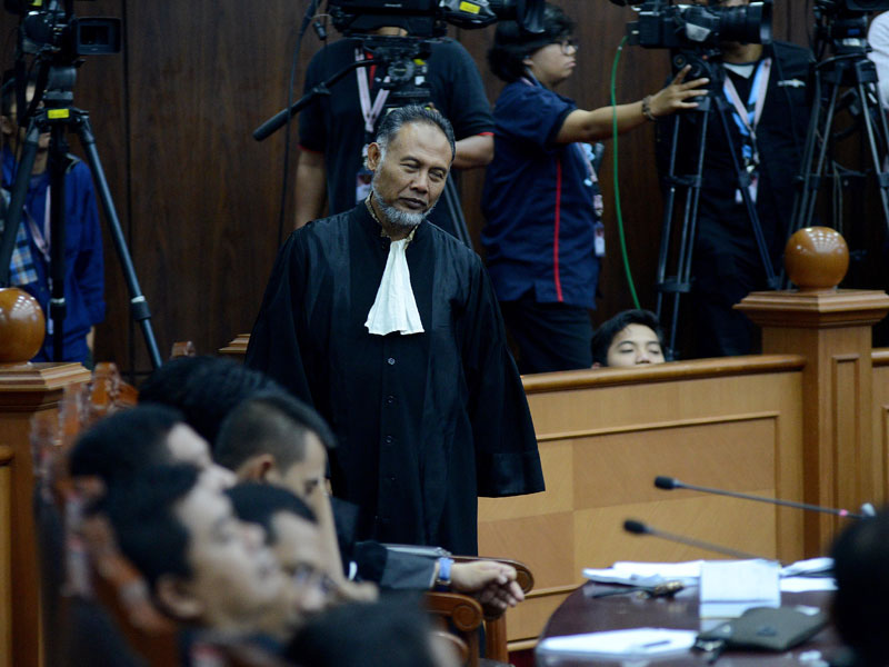 Ketua Tim Kuasa Hukum Prabowo-Sandiaga Bambang Widjojanto berjalan gontai menuju pintu keluar dalam sidang lanjutan sengketa PHPU.