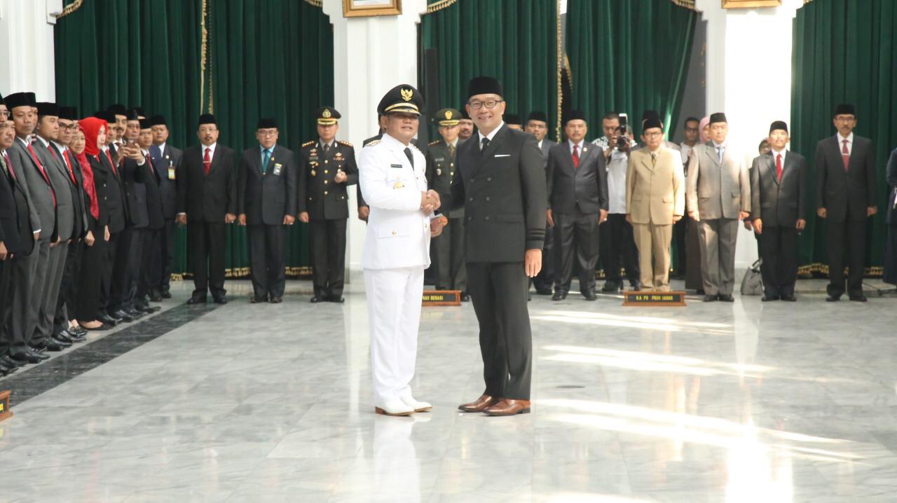 Eka Supria Atmaja resmi dilantik sebagai Bupati Bekasi oleh Gubernur Jawa Barat Ridwan Kamil di Bandung, Rabu (12/6).