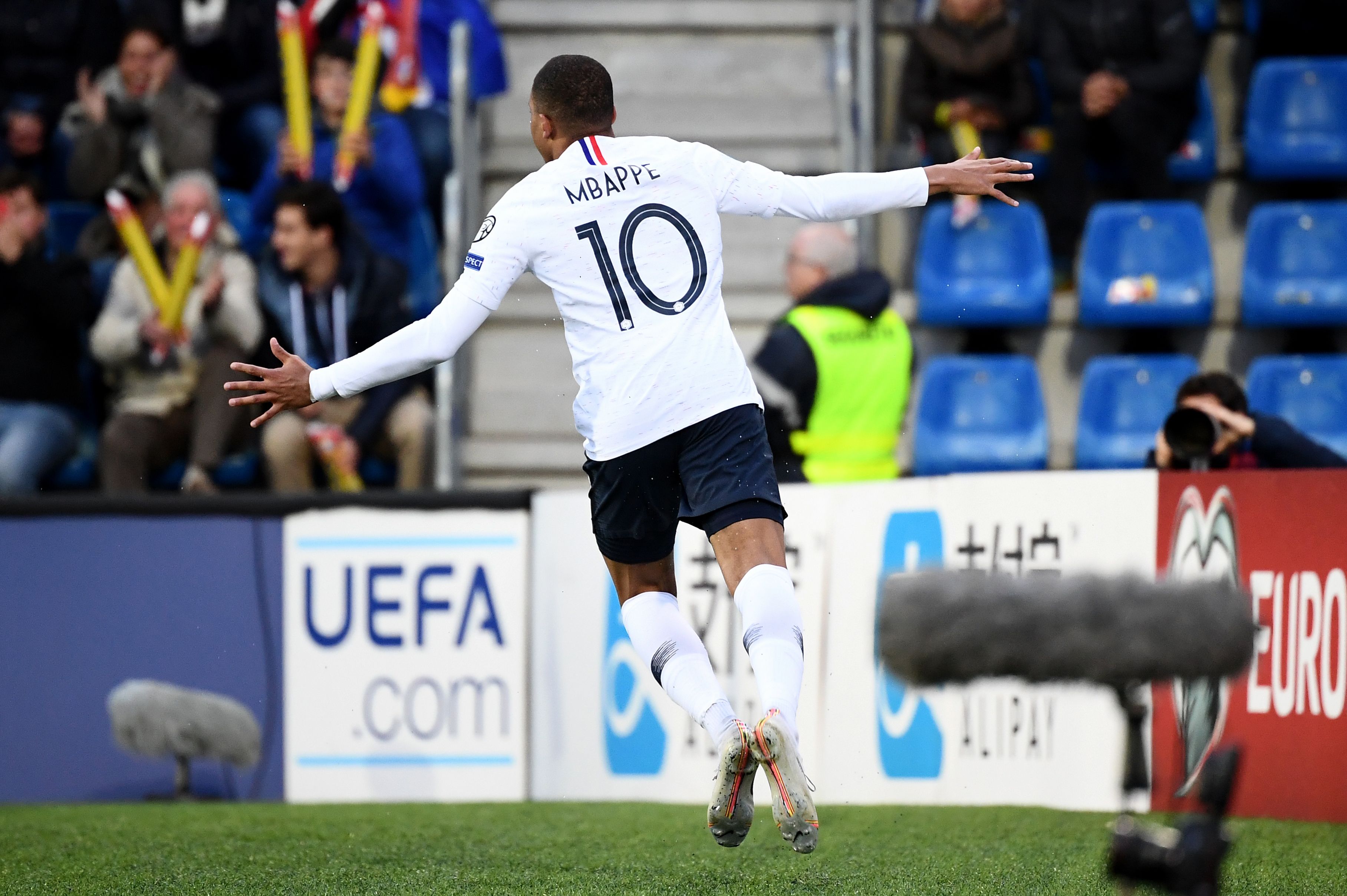 Kylian Mbappe merayakan golnya ke gawang Andorra.