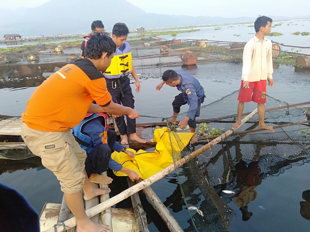 Tim rescue menemukan jasad balita tenggelam di kolam apung Waduk Jatiluhur, Purwakarta, Jumat (28/6). 
