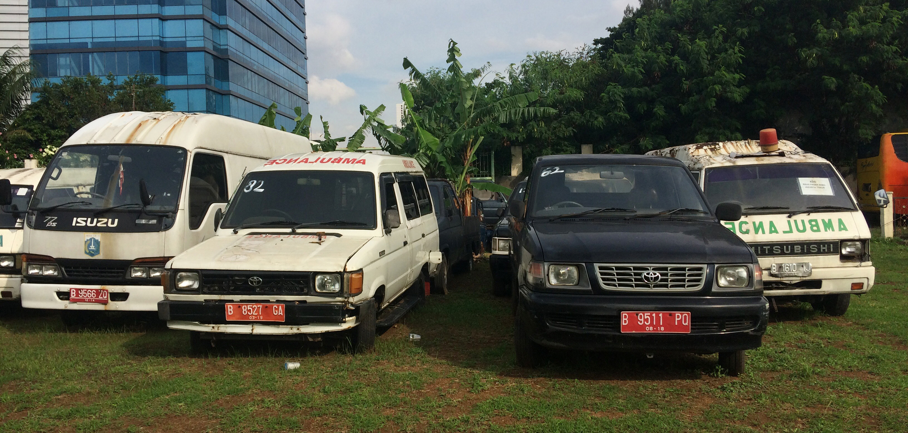 Sejumlah mobil operasional milik Pemprov DKI Jakarta mangkrak tak terurus di Pusat Penyimpanan Barang Daerah di Pulomas, Jakarta Timur,