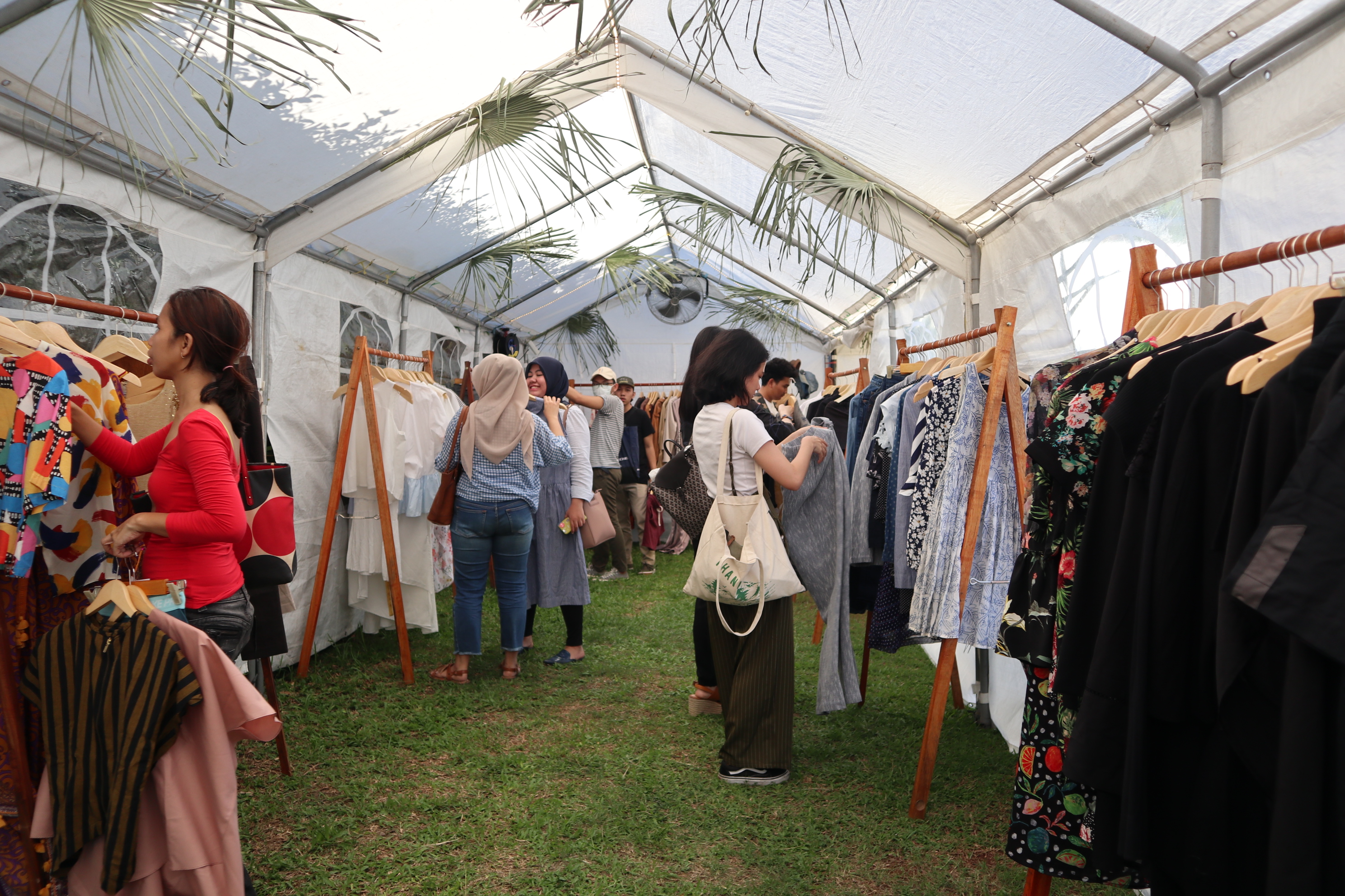 Bazar barang bekas artis di Kemang, Jakarta.
