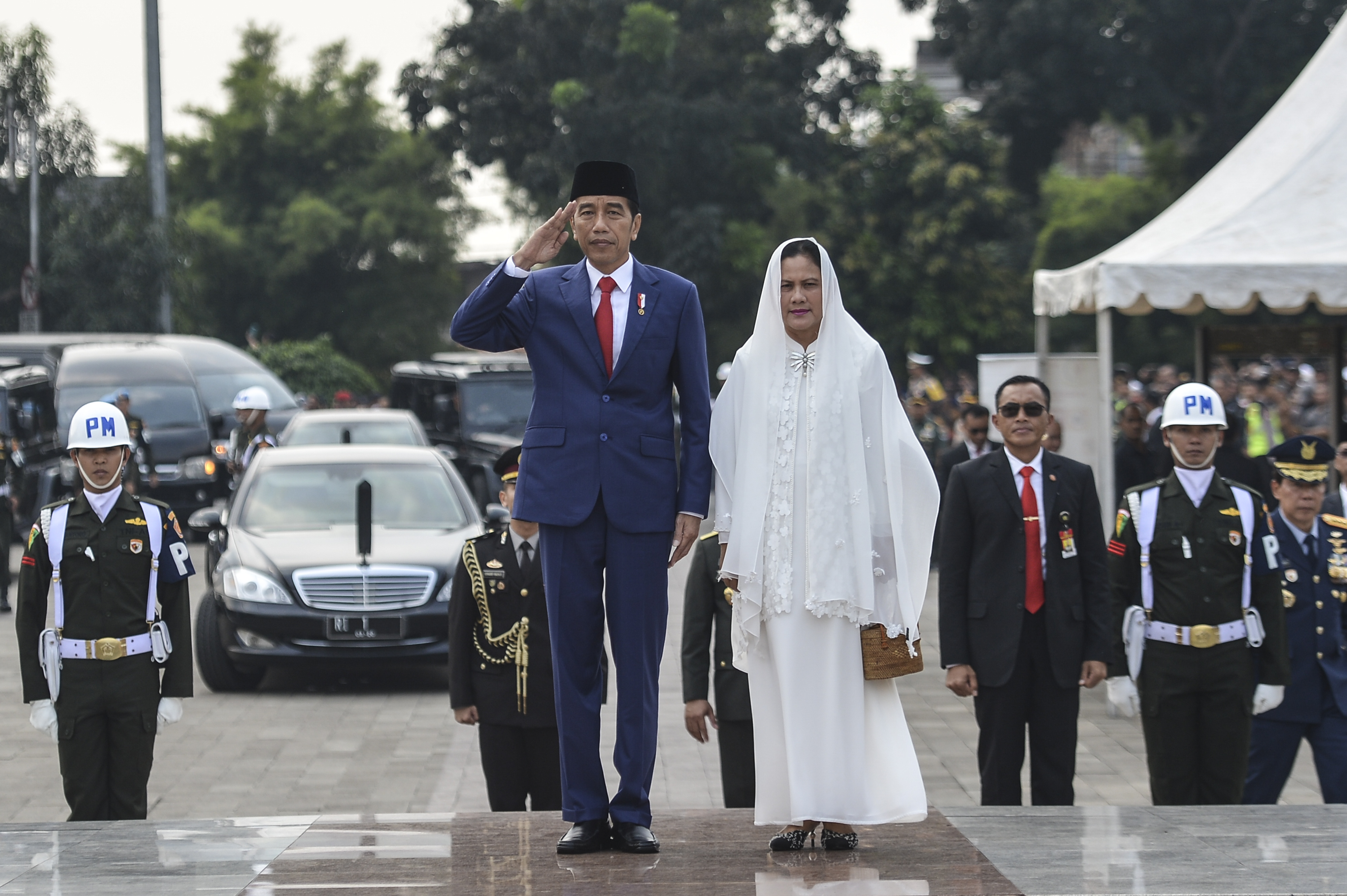 Presiden Joko Widodo beserta Ibu Negara Iriana Joko Widodo memberi hormat saat tiba di Taman Makam Pahlawan Nasional Utama (TMP) Kalibata, 