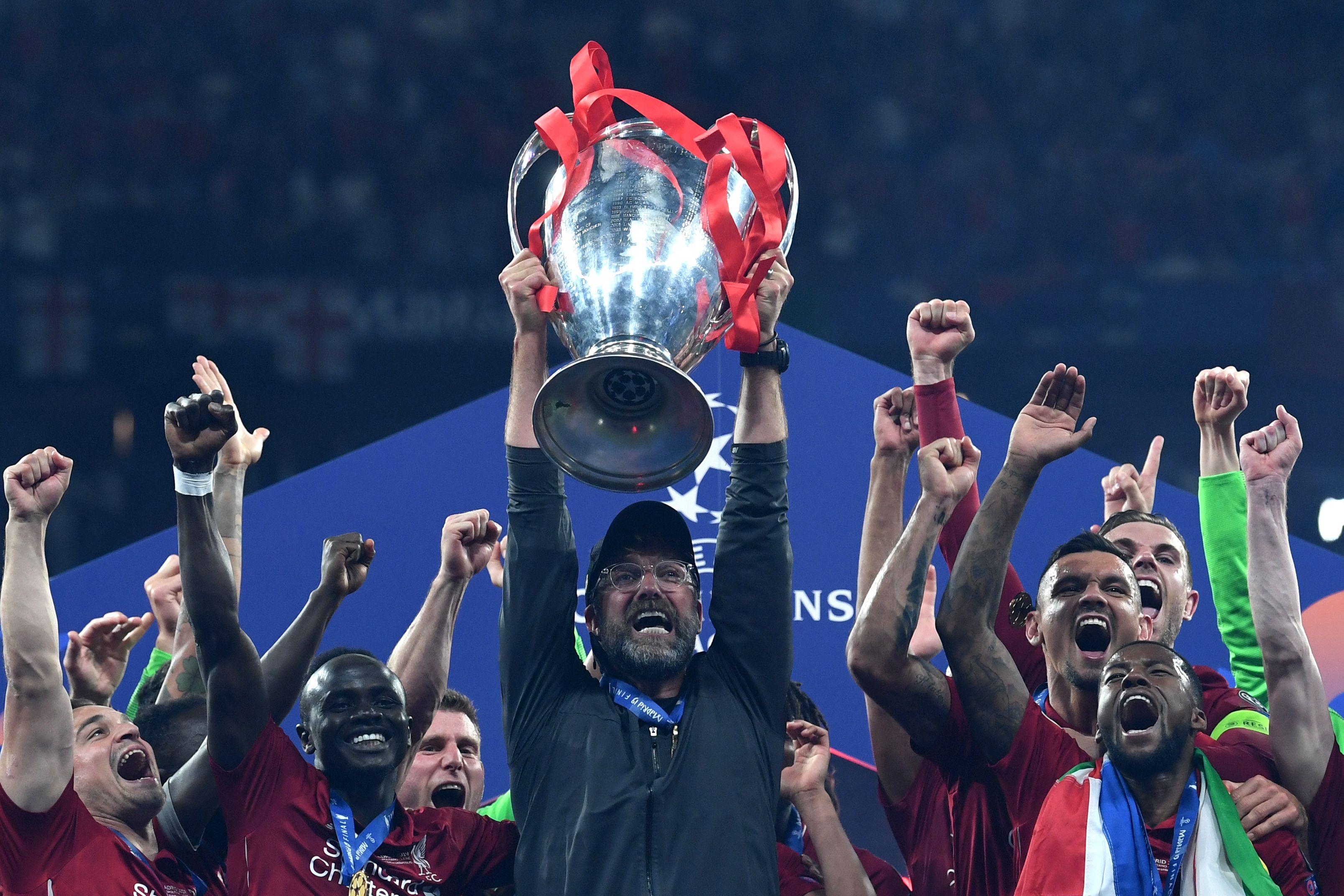 Pelatih Liverpool Juergen Klopp mengangkat trofi Liga Champions