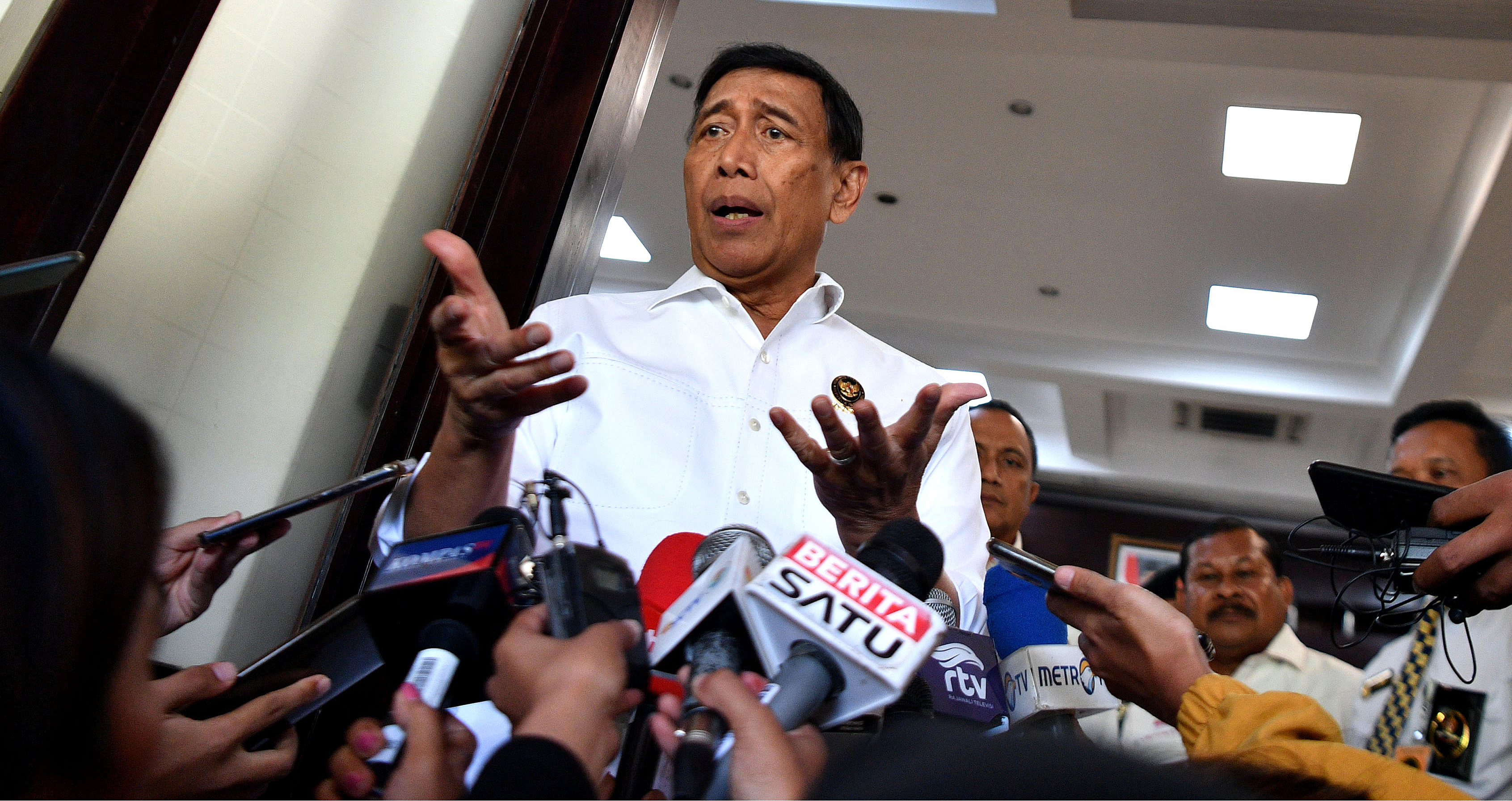 Menteri Koordinator Politik, Hukum, dan Keamanan Wiranto memberikan keterangan kepada media di Kantor Kemenko Polhukam,