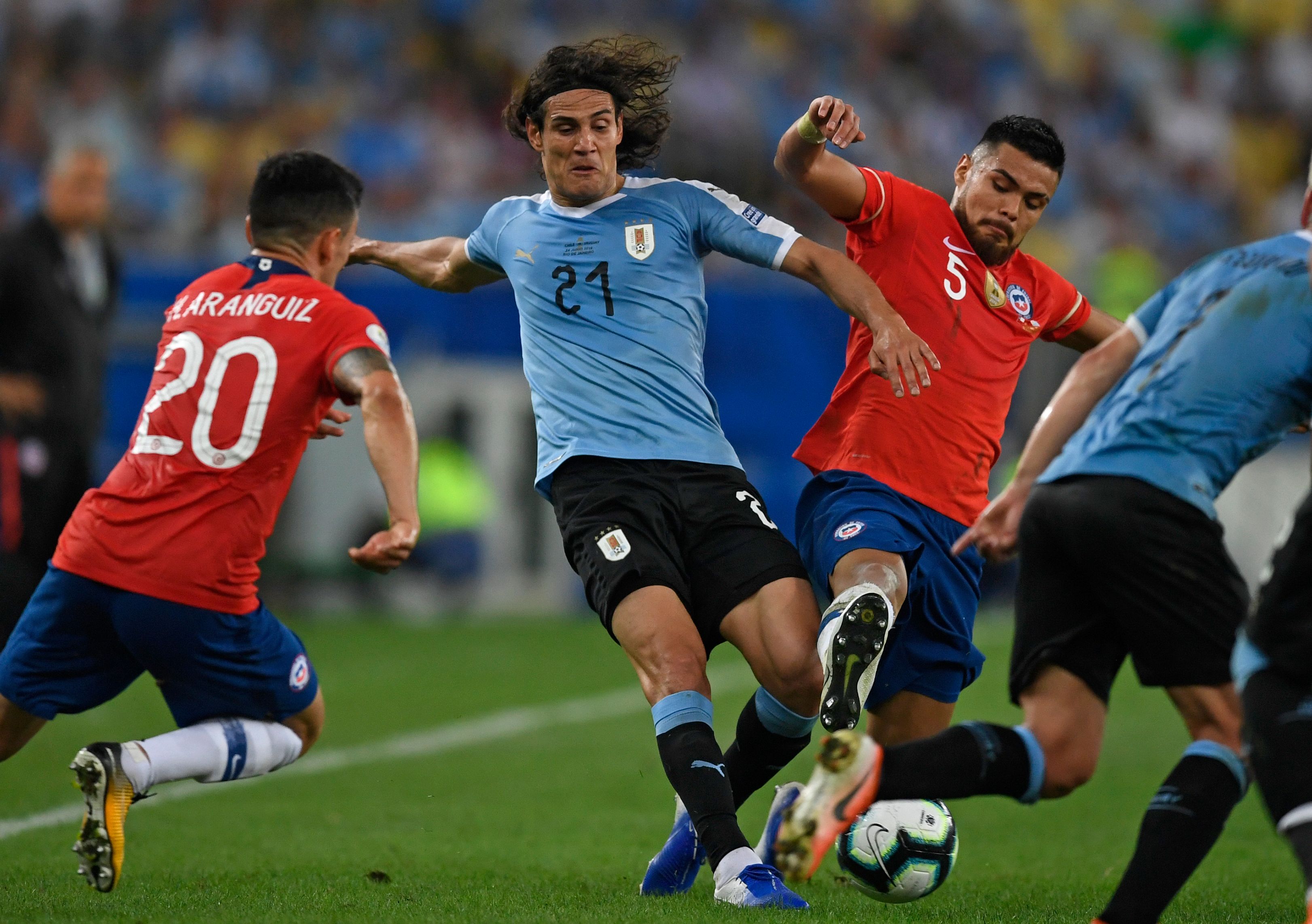 Pemain Uruguay Edinson Cavani (tengah) dan pemain Chile Charles Aranguiz (kiri) dan Paulo Diaz pada pertandingan  Copa America