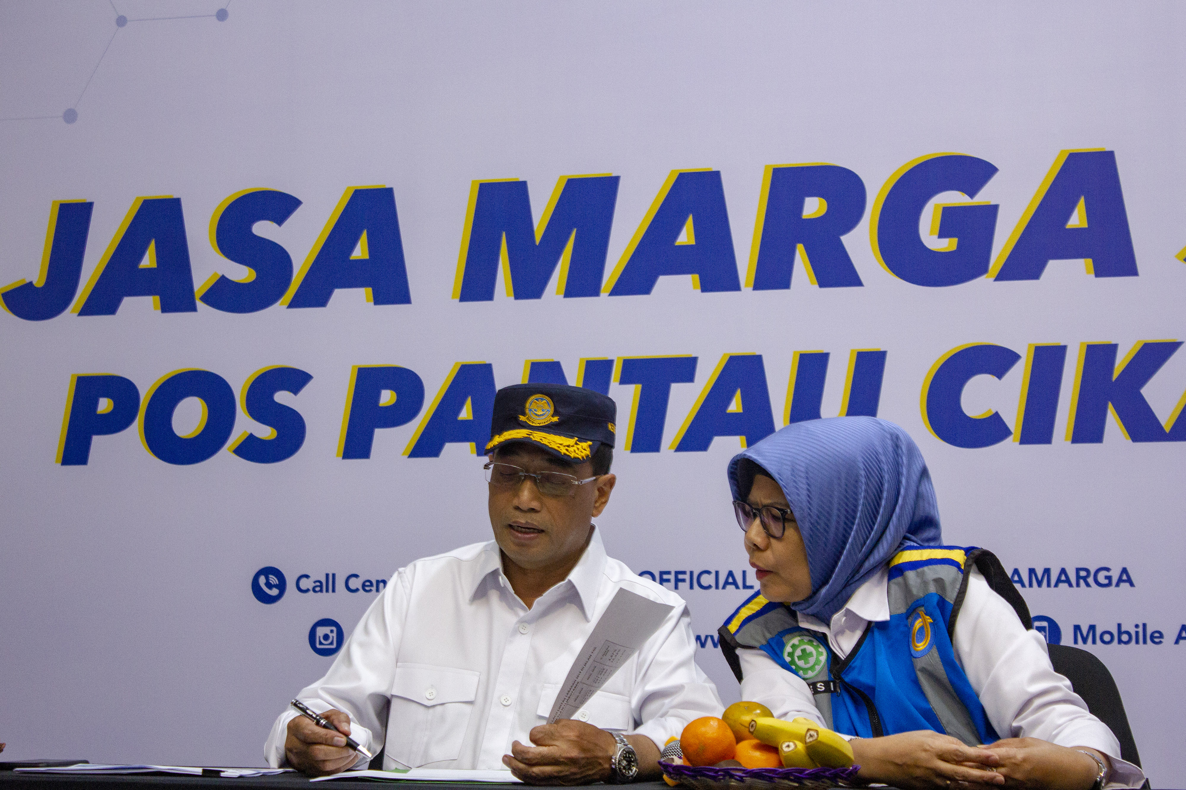 Menhub Budi Karya Sumadi dan Direktur Utama PT Jasa Marga Desi Arryani saat meninjau gerbang tol Cikampek Utama, Jawa Barat, Jumat (7/6/2019