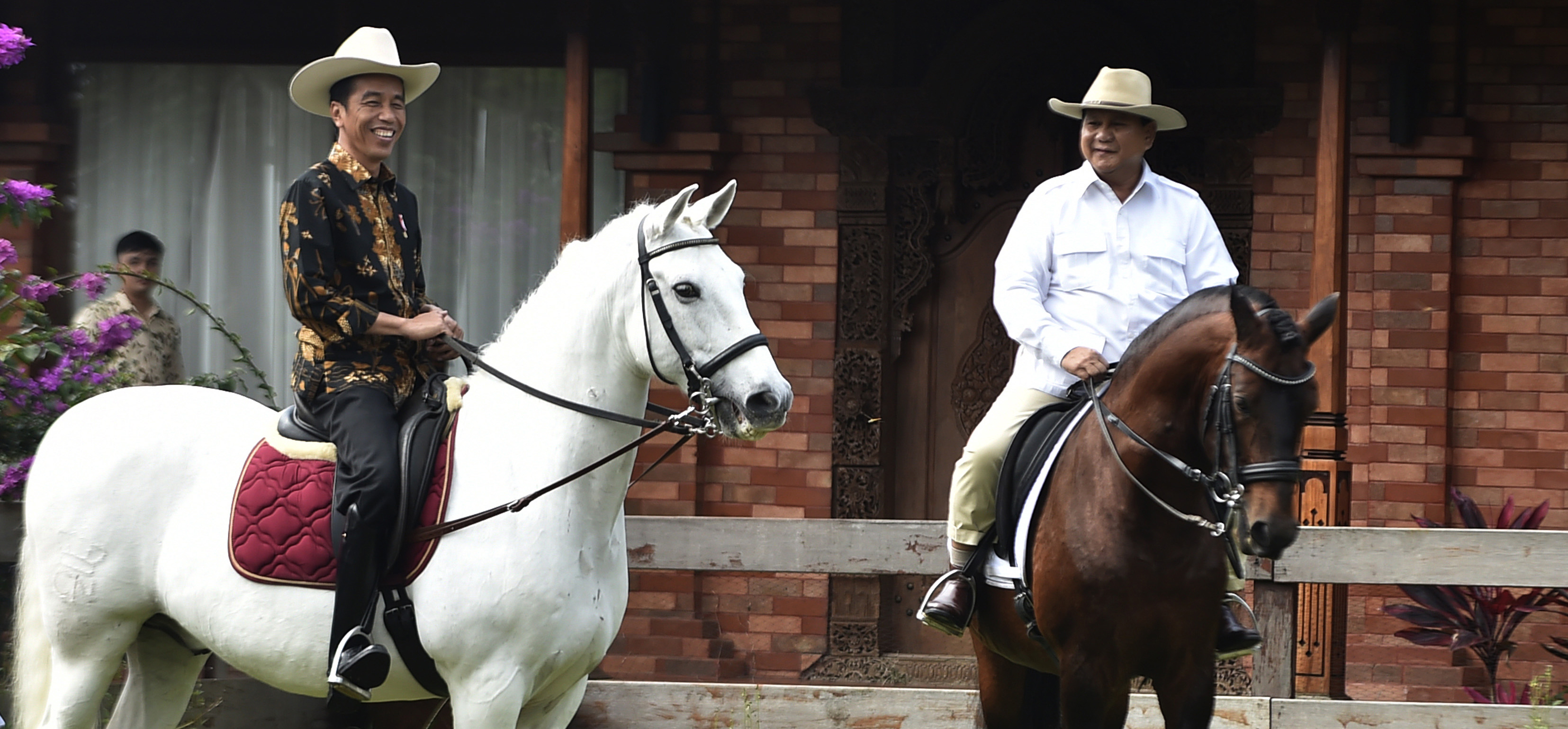 Momen saat Jokowi berkuda bersama Prabowo di kediaman Prabowo di Hambalang, Bogor