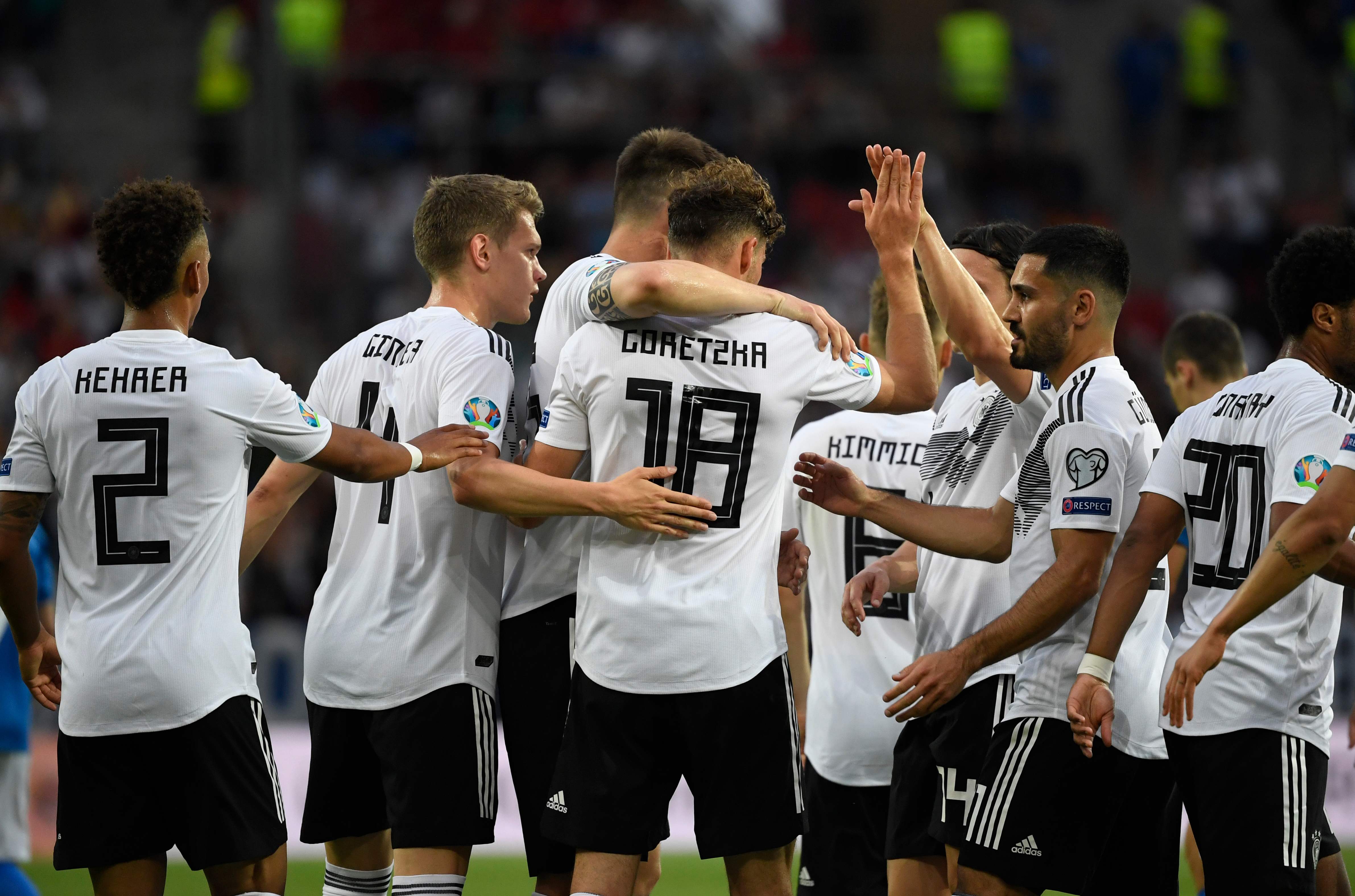 Leon Goretzka (tengah) merayakan golnya ke gawang Estonia.