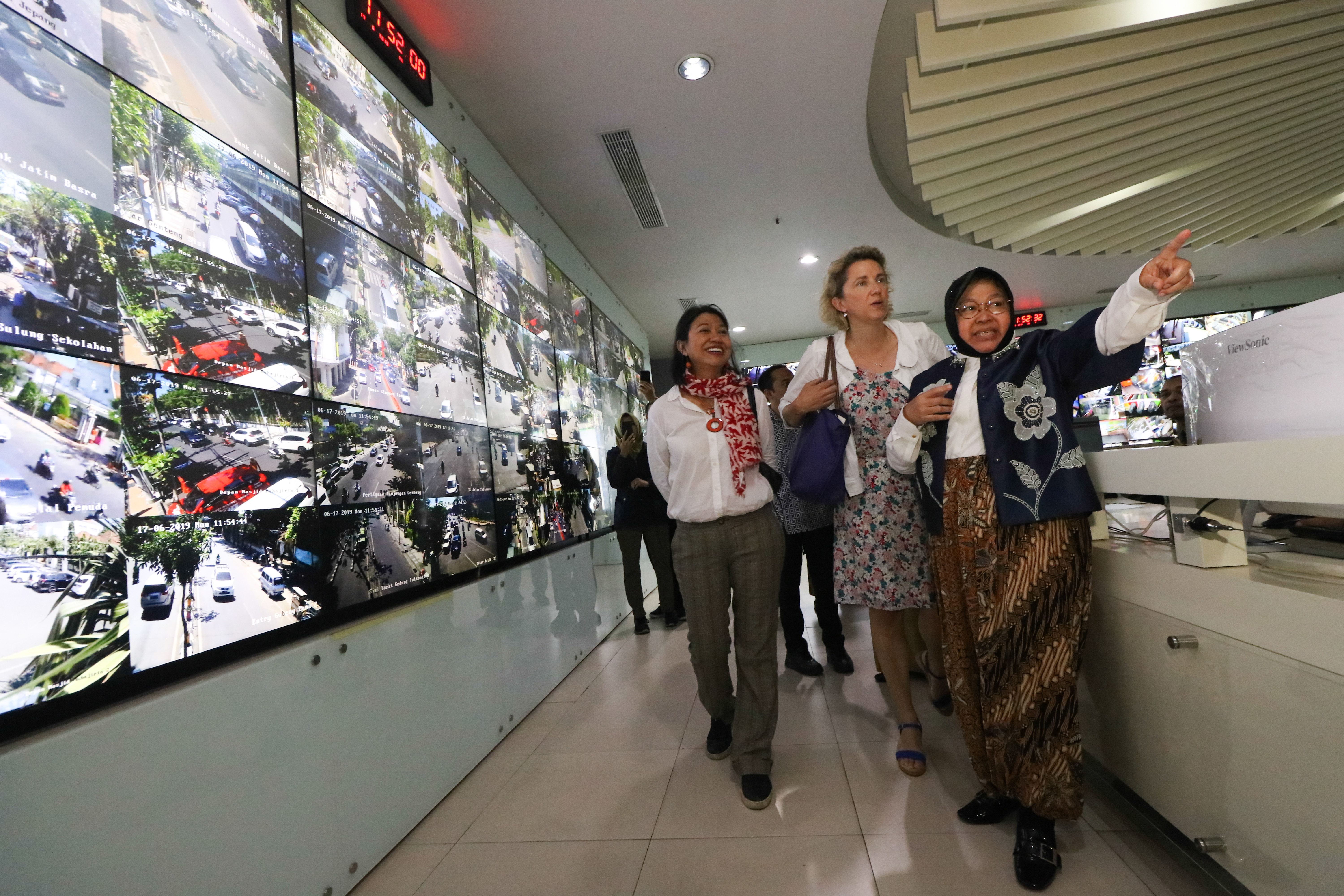 Wali Kota Surabaya Tri Rismaharini (kanan).