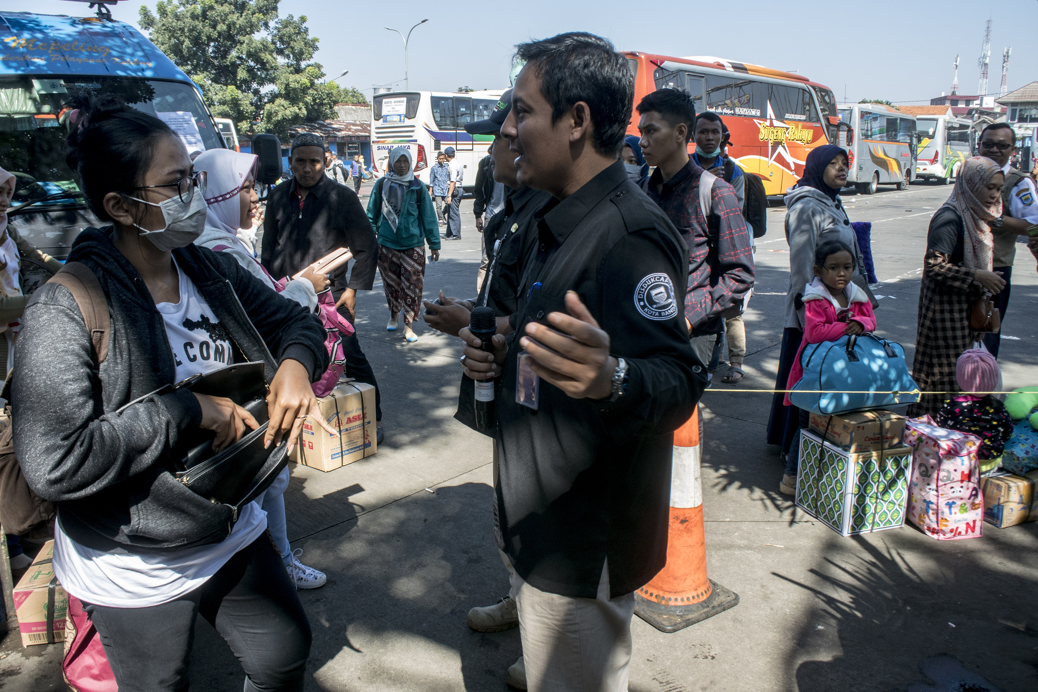 Petugas memberikan arahan kepada warga saat pemeriksaan kelengkapan dokumen kependudukan
