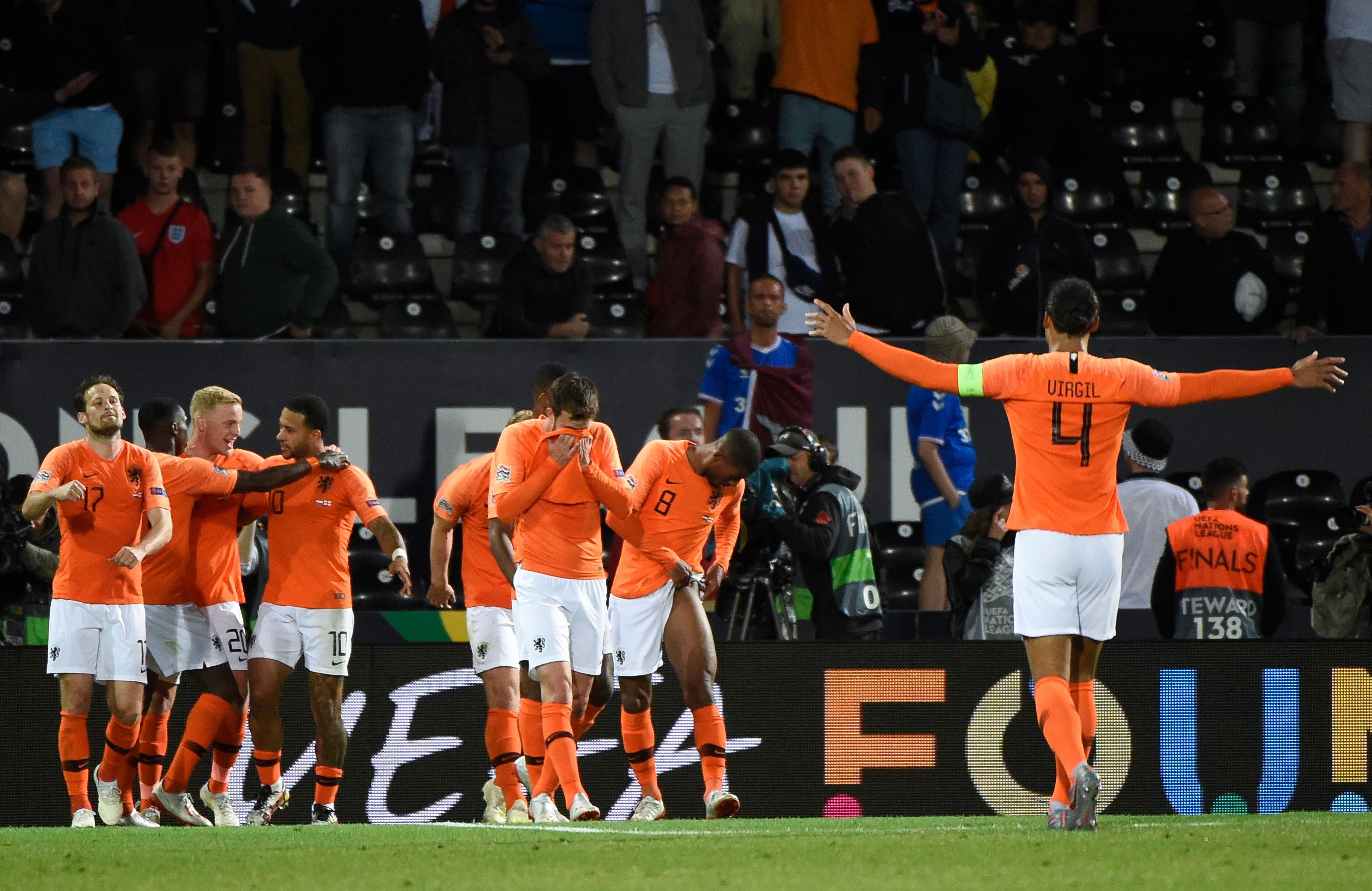 Pemain Belanda merayakan gol ketiga mereka ke gawang Inggris.