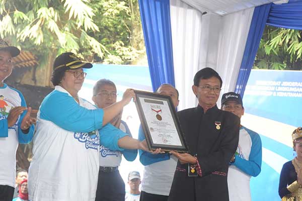 Menteri LHK Siti Nurbaya menerima rekor MURI dalam kategori membersihkan sungai dengan rentang terpanjangdi Cibinong Jawa Barat