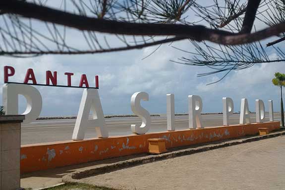 Libur Lebaran, Wisatawan Serbu Pantai-Pantai Di Bangka
