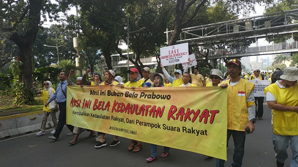 Aksi Bukan Bela Prabowo di sekitar MK. 