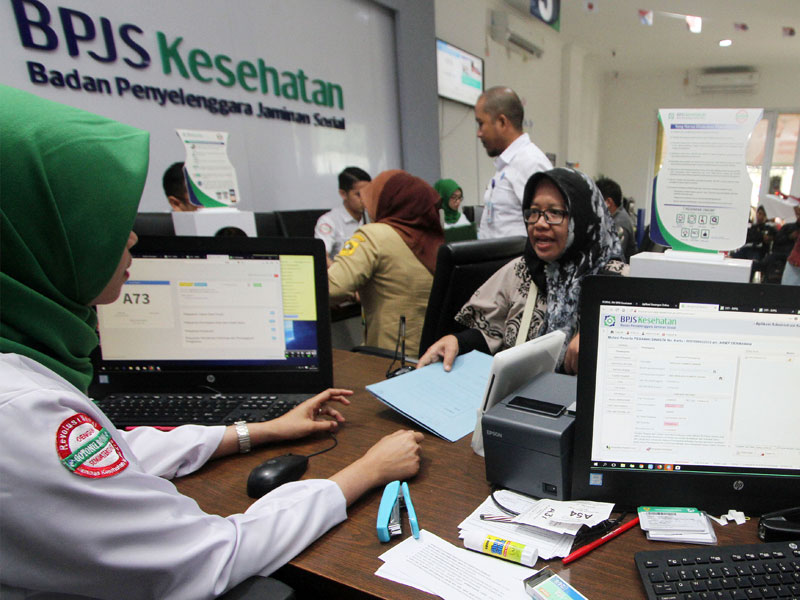 Petugas melayani pengurusan kepesertaan Badan Penyelenggara Jaminan Sosial (BPJS) Kesehatan.