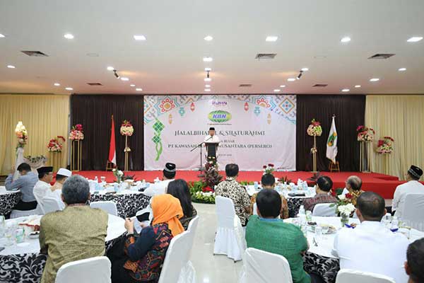 Dirut PT KBN, M Sattar Taba, saat menyampaikan sambutan pada acara halal bihalal dan silaturahim di Jakarta, Selasa (18/6).